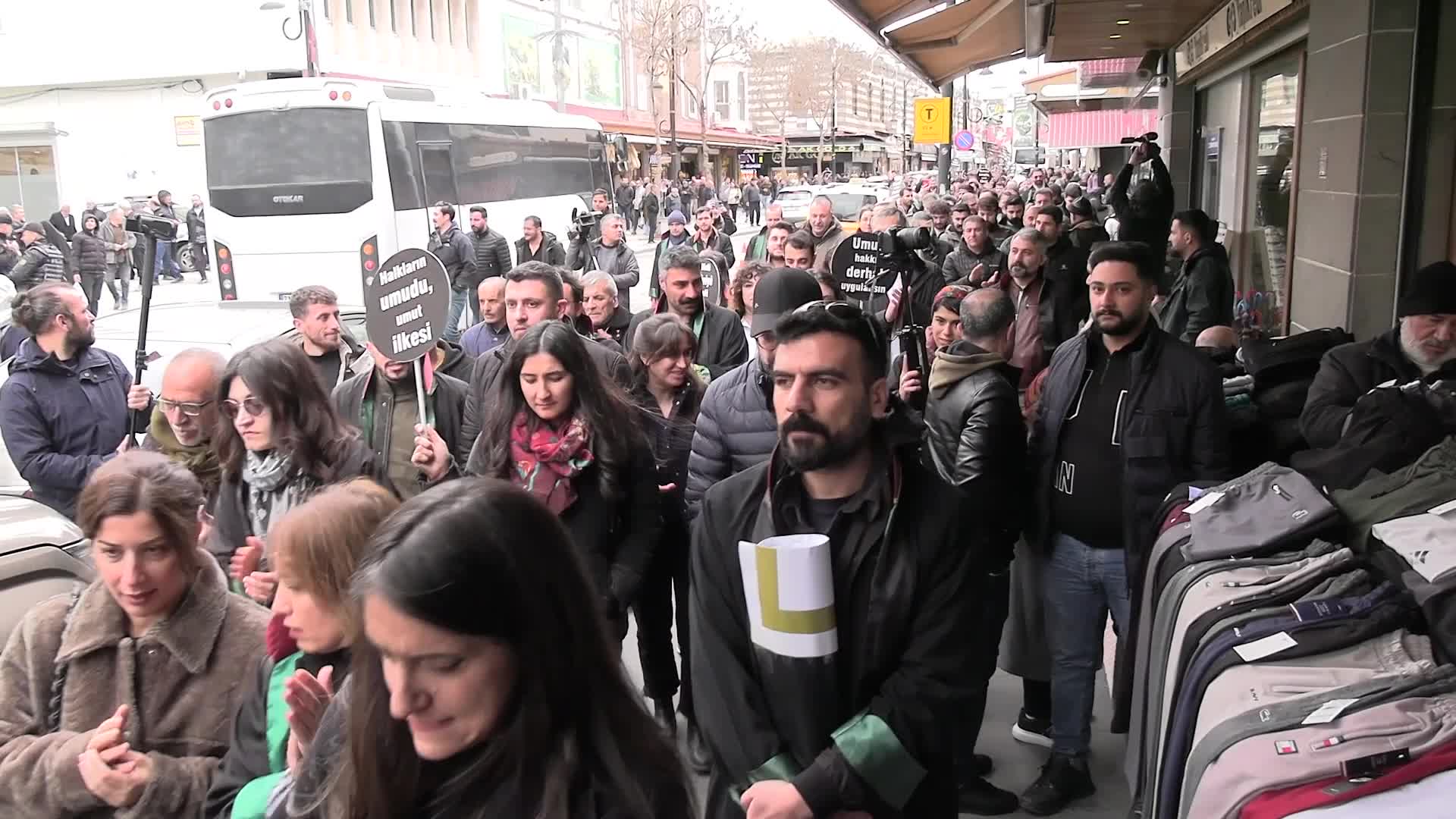 ÖHD ve 16 bölge barosundan Diyarbakır’da “umut hakkı” yürüyüşü: “AİHM kararları derhal uygulanmalı”