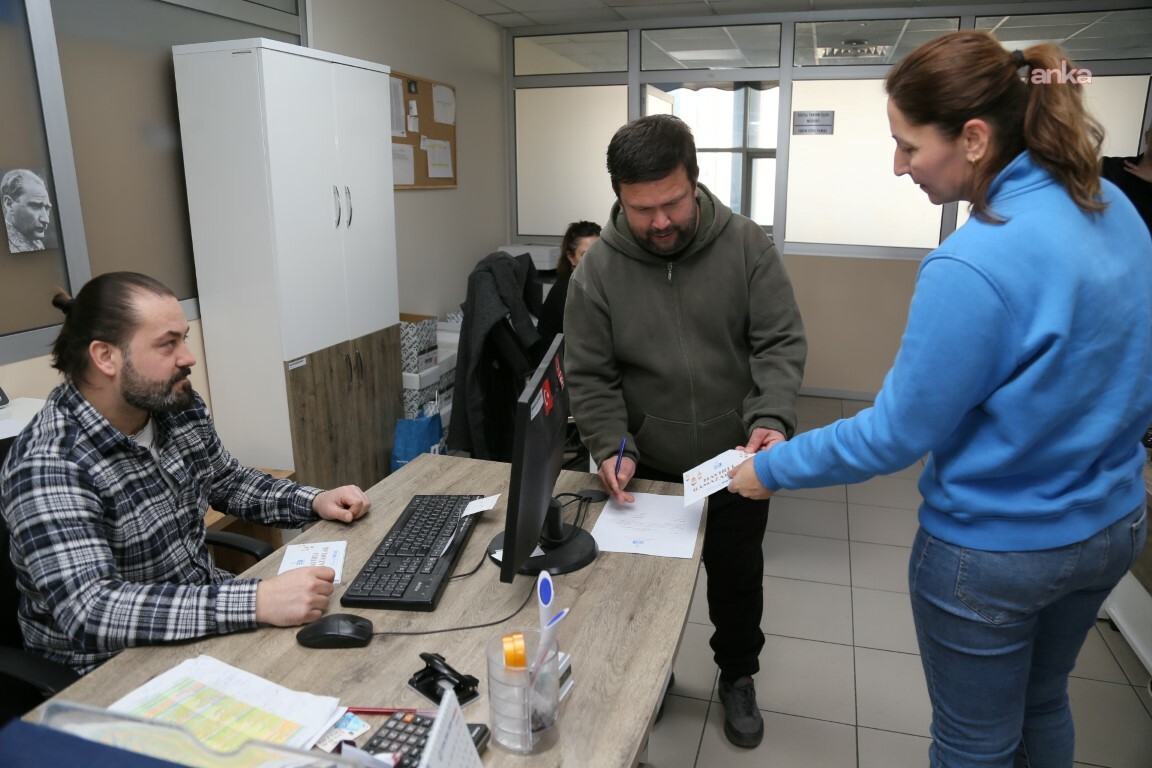 Edremit Belediyesi'nden ihtiyaç sahibi vatandaşlara alışveriş kartı desteği