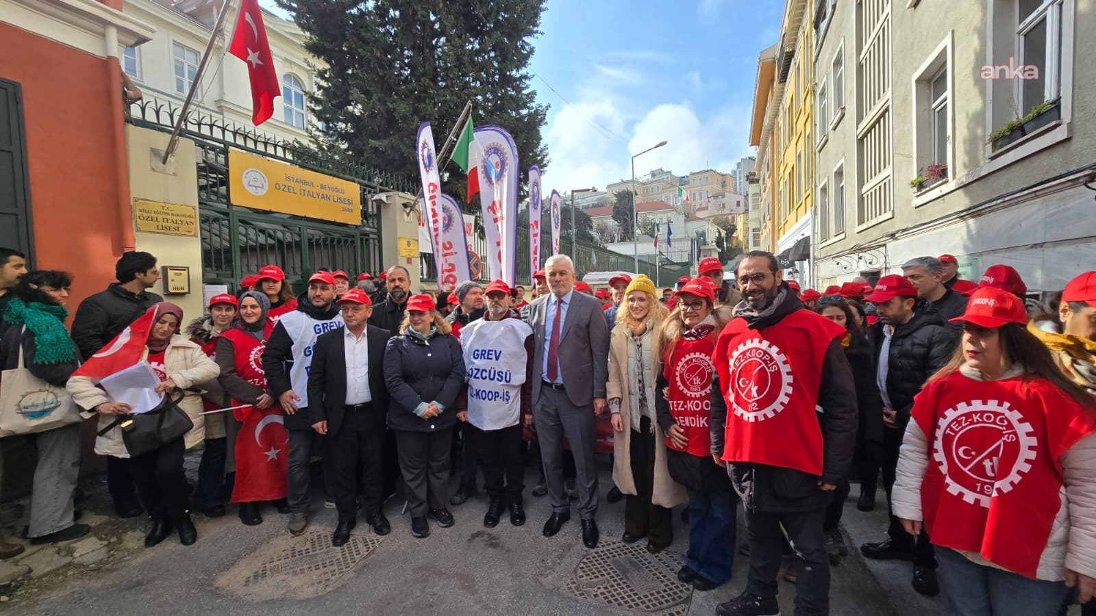 Tez-Koop İş: İmzacılar, İtalyan yönetimini 'ucuz emek' zihniyetinden vazgeçmeye ve meslektaşlarımızın taleplerini derhal karşılamaya davet ediyor