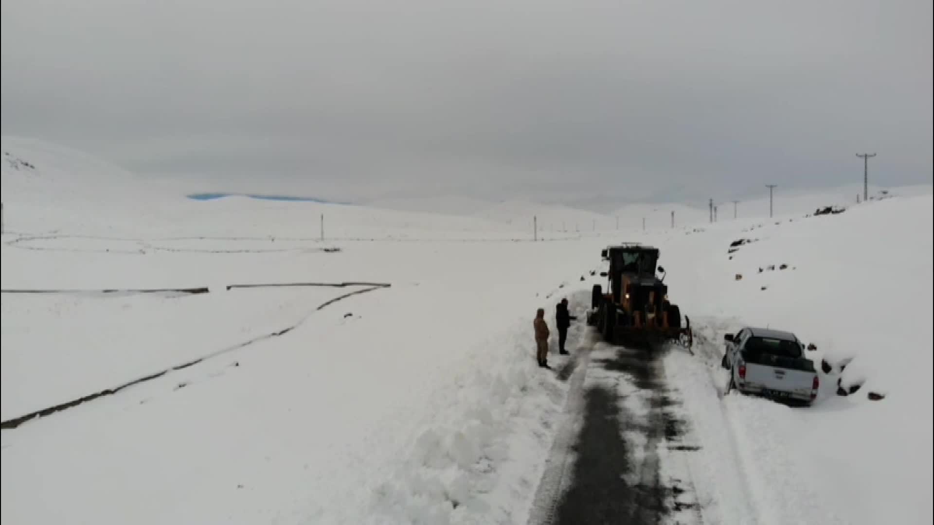 Tuzluca’da kar nedeniyle kapanan köy yolları açılıyor