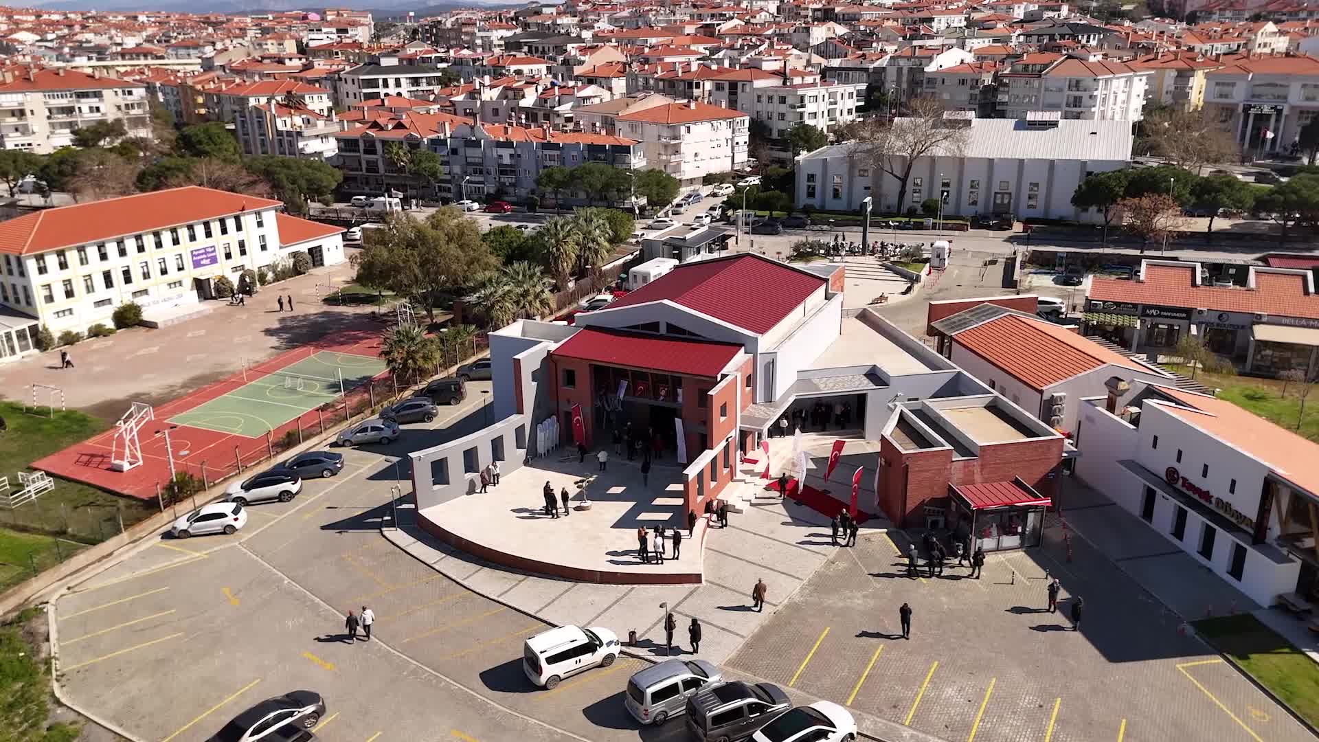 Ayvalık Belediyesi Rauf Denktaş Kültür Merkezi kapılarını açtı