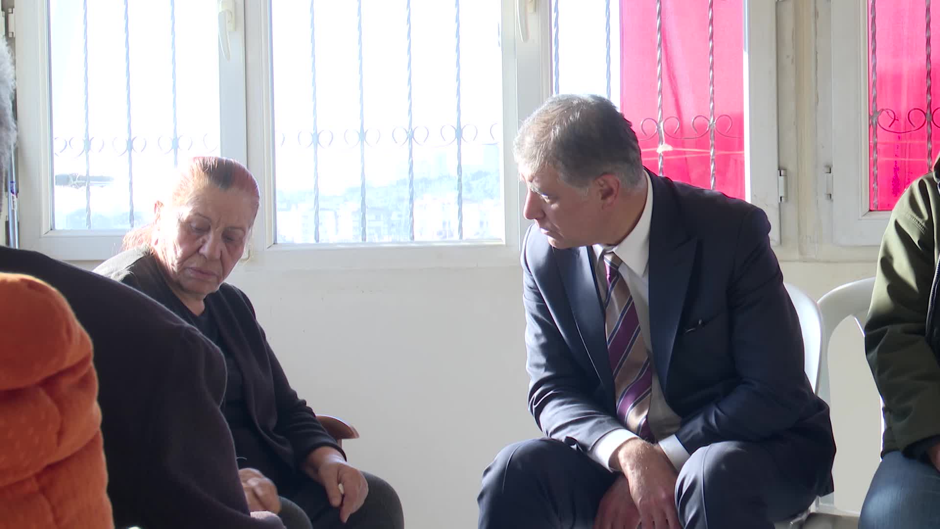 İzmir Büyükşehir Belediye Başkanı Tugay'dan şehit Hava Pilot Binbaşı İbrahim Bolat'ın ailesine taziye ziyareti