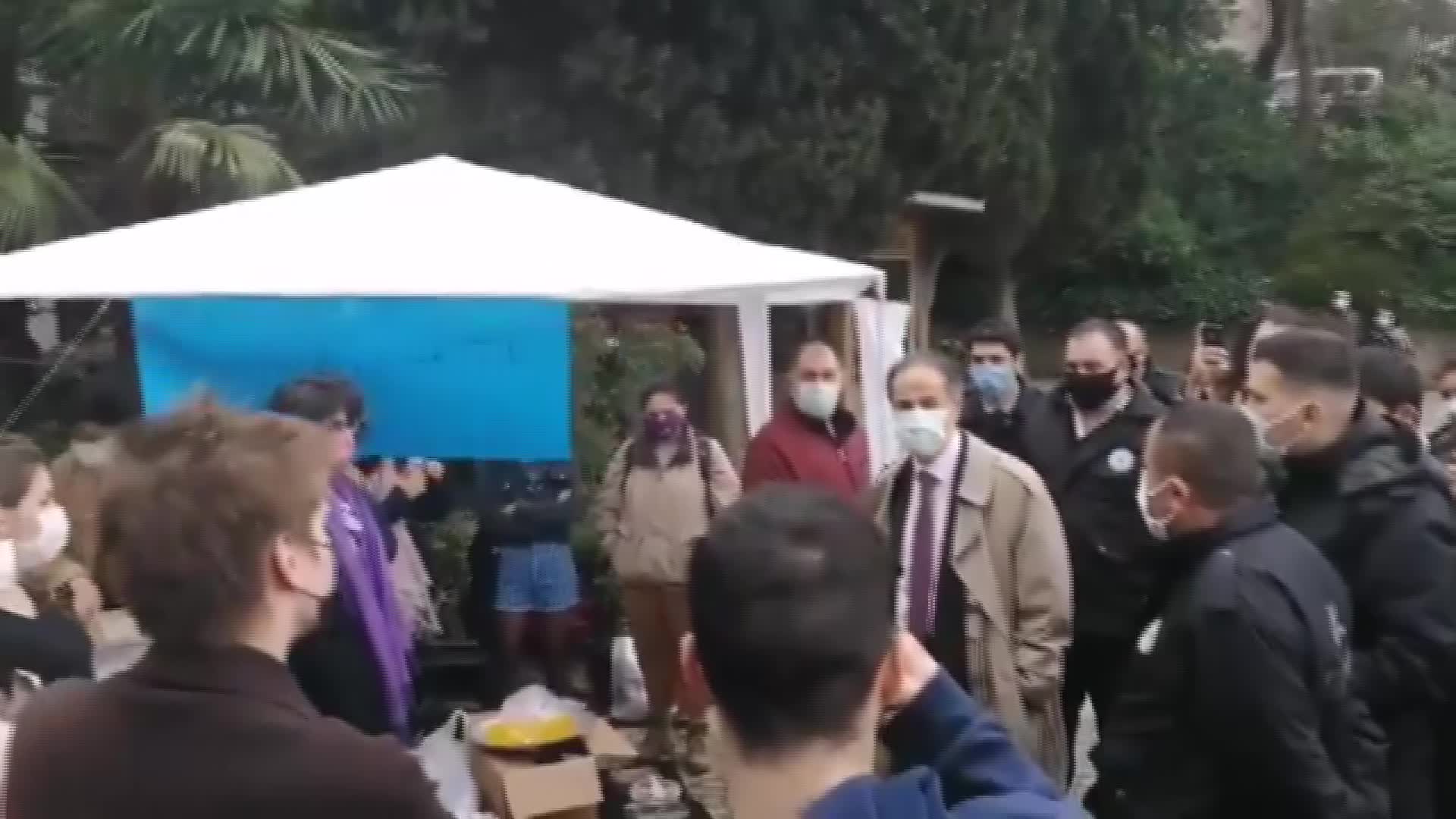 BOĞAZİÇİLİ ÖĞRENCİLER, SORULARINI YANITSIZ BIRAKAN REKTÖR YARDIMCISI PROF. DR. İNCİ'Yİ YUHALADI