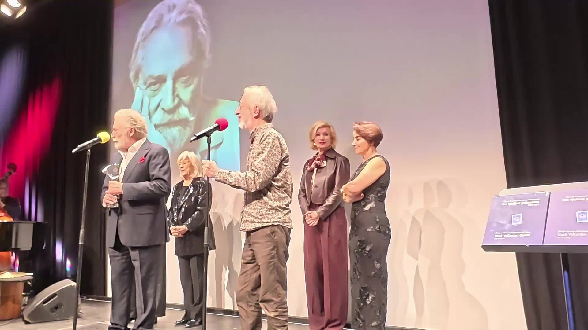 Türkiye-Almanya Film Festivali’nin Onur Ödülü Haluk Bilginer’e verildi... Bilginer: Utanmayı bilmeyenler yönettikçe dünya daha kötüye gidecek