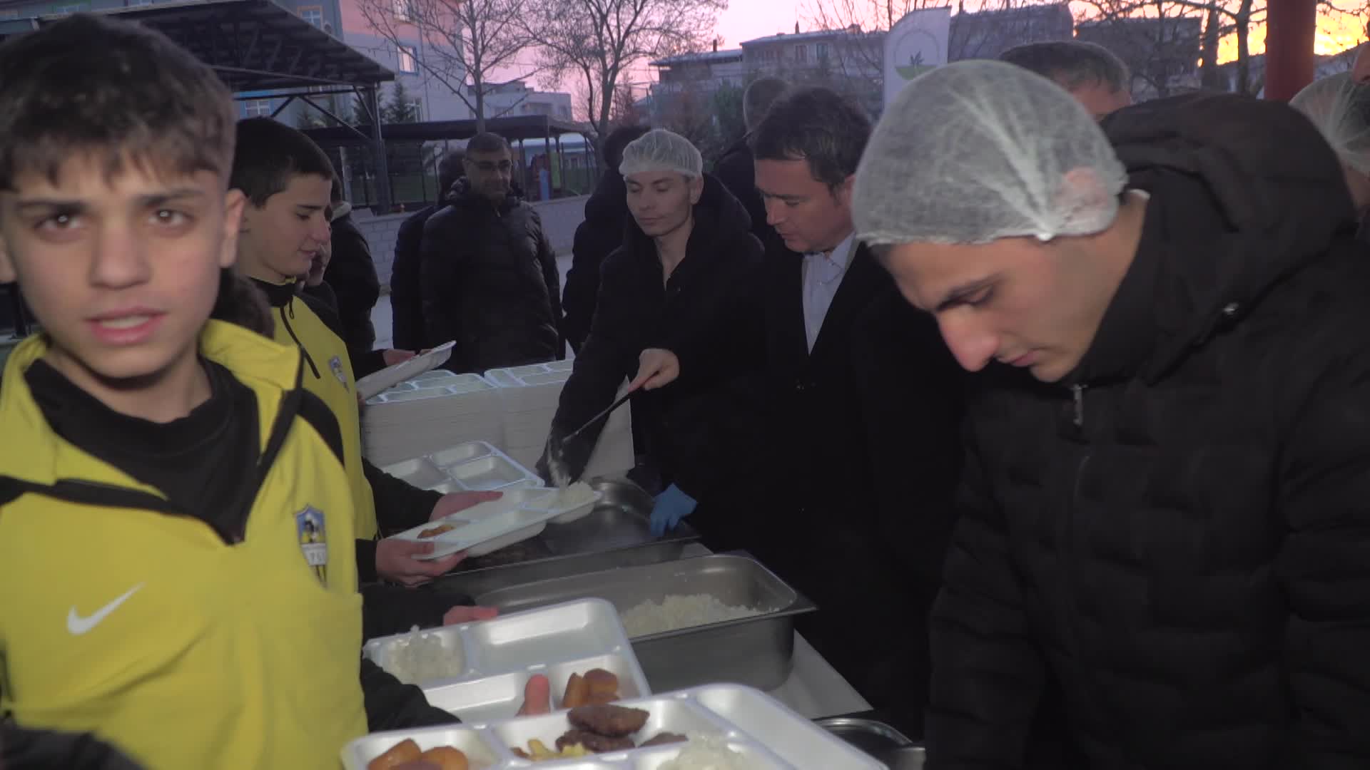 Osmangazi Belediye Başkanı Aydın, Panayır'da kurulan iftar sofrasında vatandaşlarla buluştu