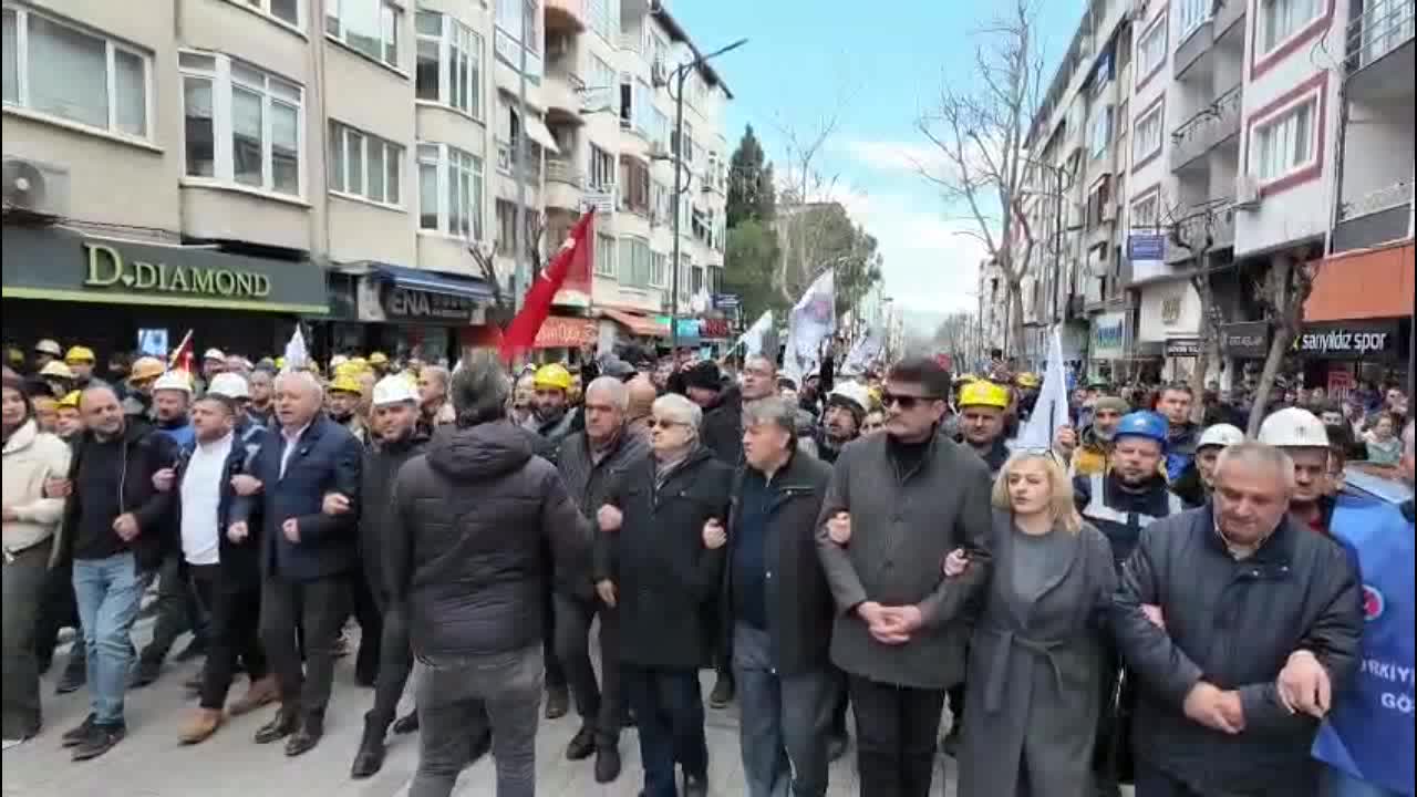 Soma'da maden işçileri yürüyüş düzenledi: Alacaklarımız düzelene kadar eylemler sürecek