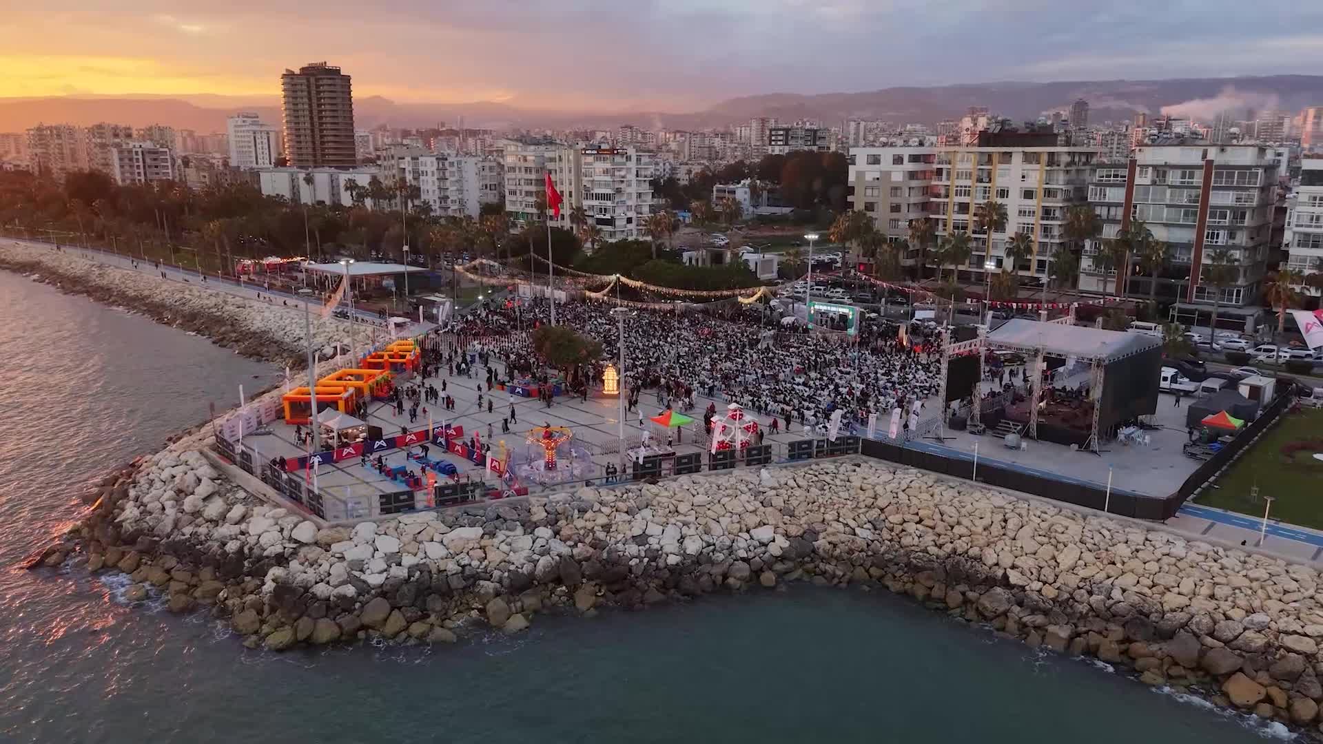 Mersin Büyükşehir Belediye Başkanı Seçer, vatandaşlarla iftarda buluştu