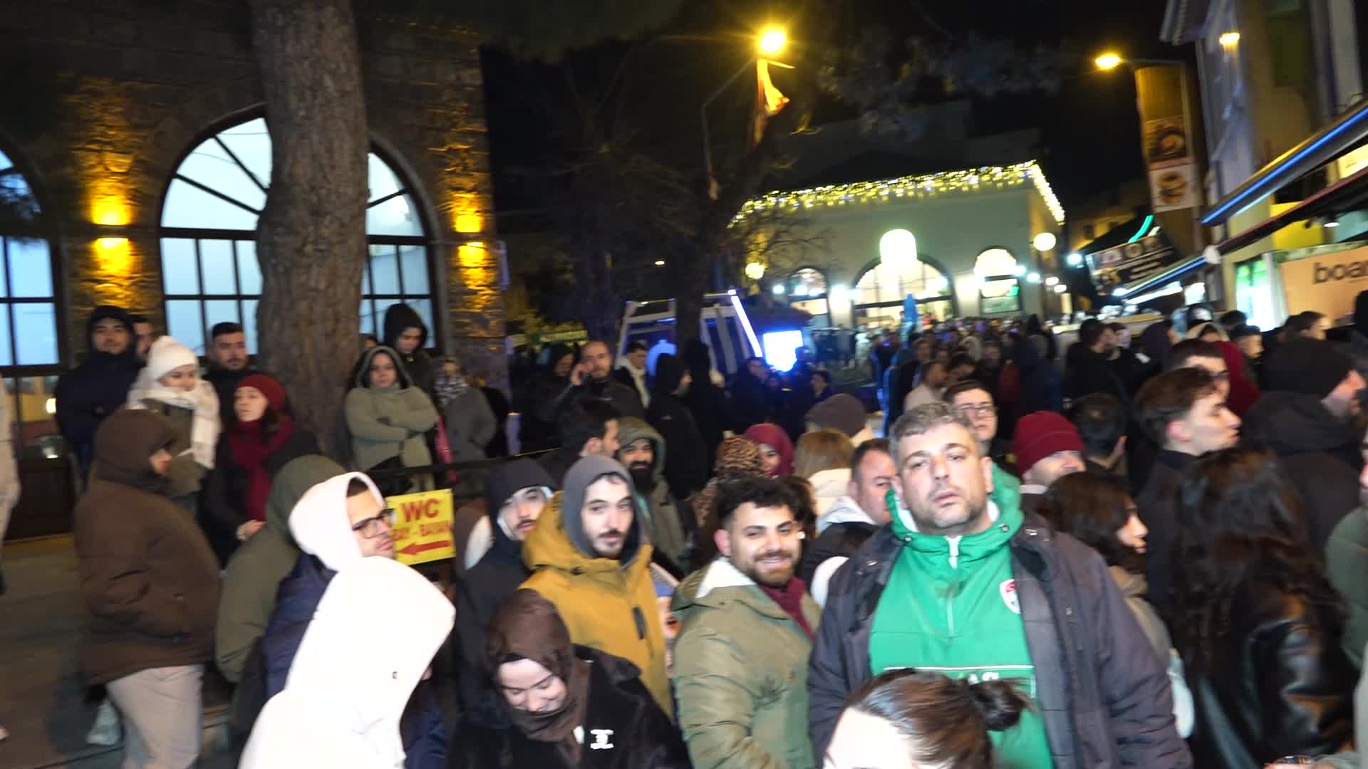 Osmangazi Belediye Başkanı Aydın, Abdal Meydanı’nda vatandaşlarla sahur yaptı