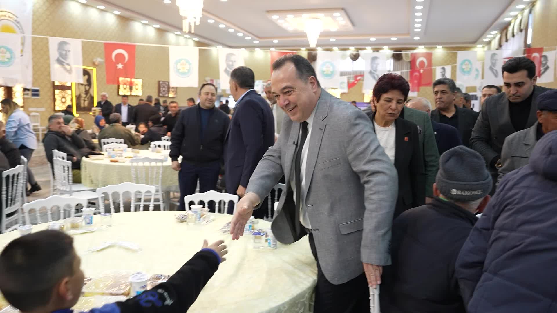 Manisa Büyükşehir Belediye Başkanı Dutlulu, orucunu Köprübaşı'nda vatandaşlarla açtı