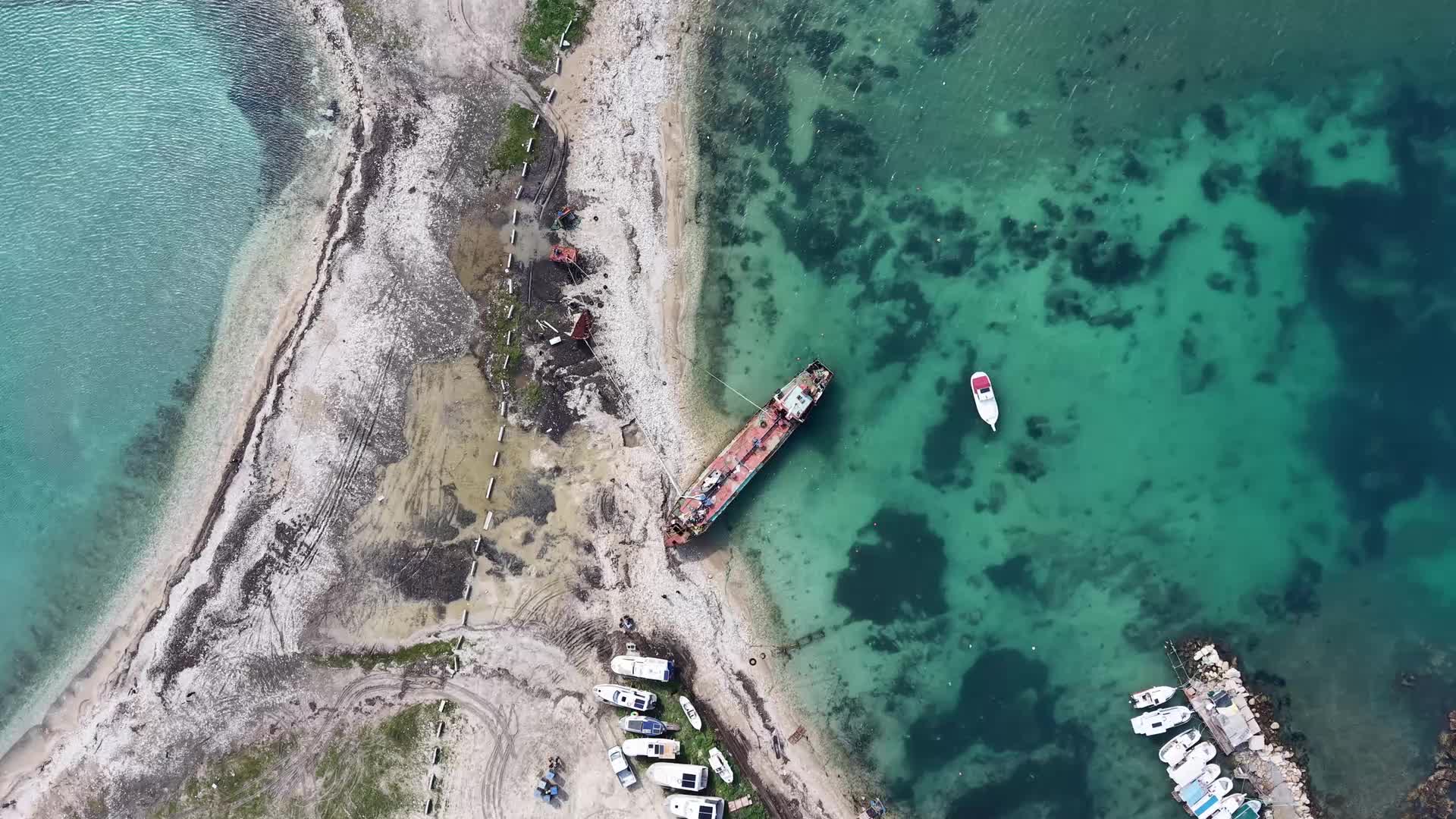 Urla Demircili Koyu’nda "kaçak hurda gemi" nöbeti devam ediyor
