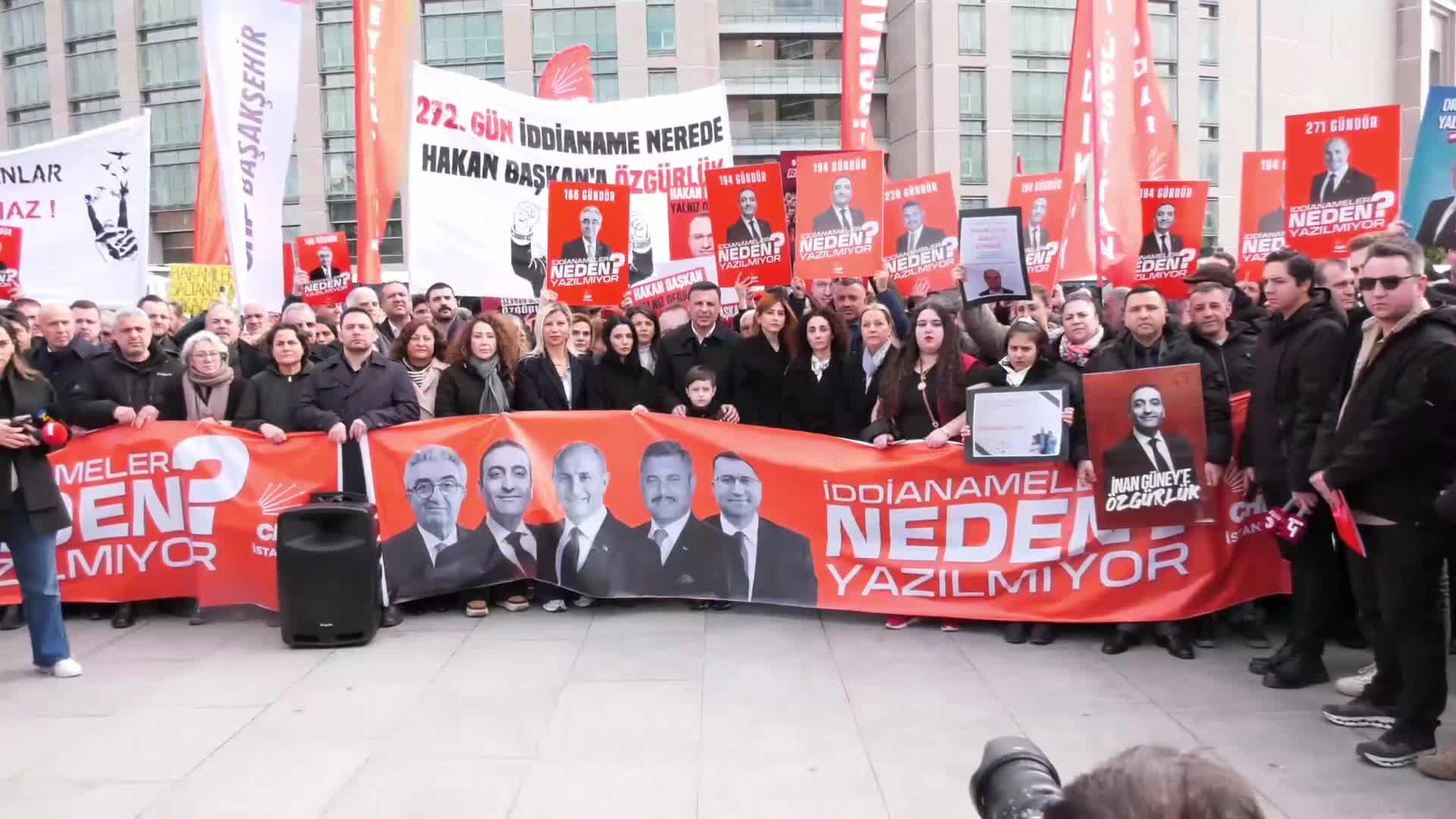 İddianamesi hazırlanmayan tutuklu 5 belediye başkanı için Çağlayan’da eylem... Özgür Çelik: “Kazanamadıkları belediyelere çökmeye çalıştılar”