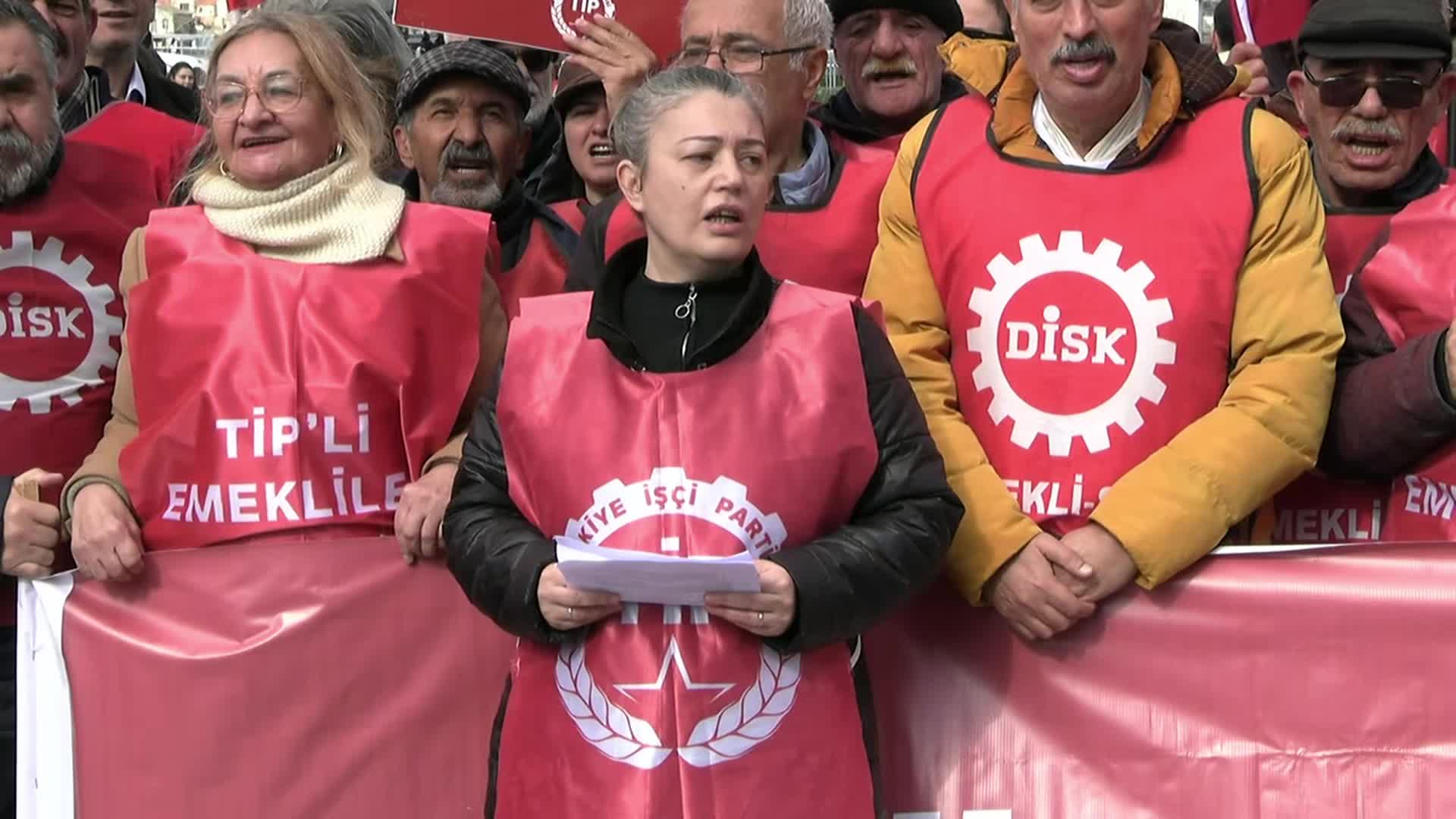 Emekliler taleplerini Eminönü'nden bir kez daha seslendirdi: En düşük emekli maaşı, insanca yaşam seviyesine yükseltilmiş asgari ücret kadar olsun; tüm emeklilere açlık sınırının üstüne taşıyacak seyyanen zam yapılsın
