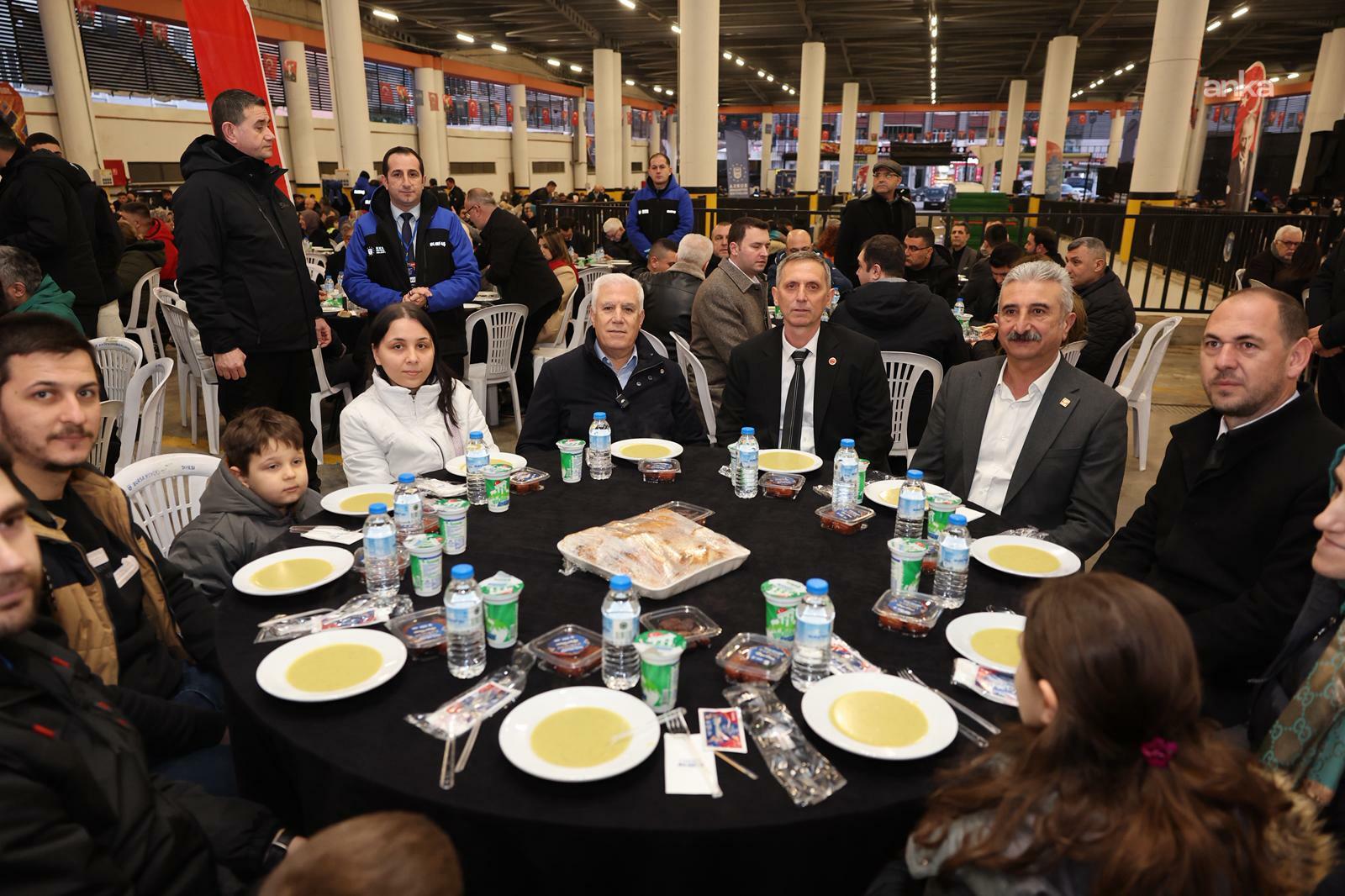 Bursa Büyükşehir Belediye Başkanı Bozbey, Yıldırım ilçesinde vatandaşlarla iftar yaptı
