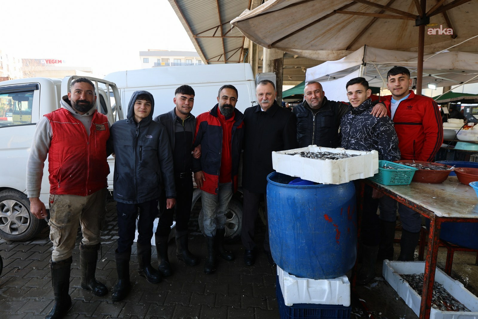 Yunusemre Belediye Başkanı Balaban, Muradiye Pazar Yeri’nde vatandaşları dinledi