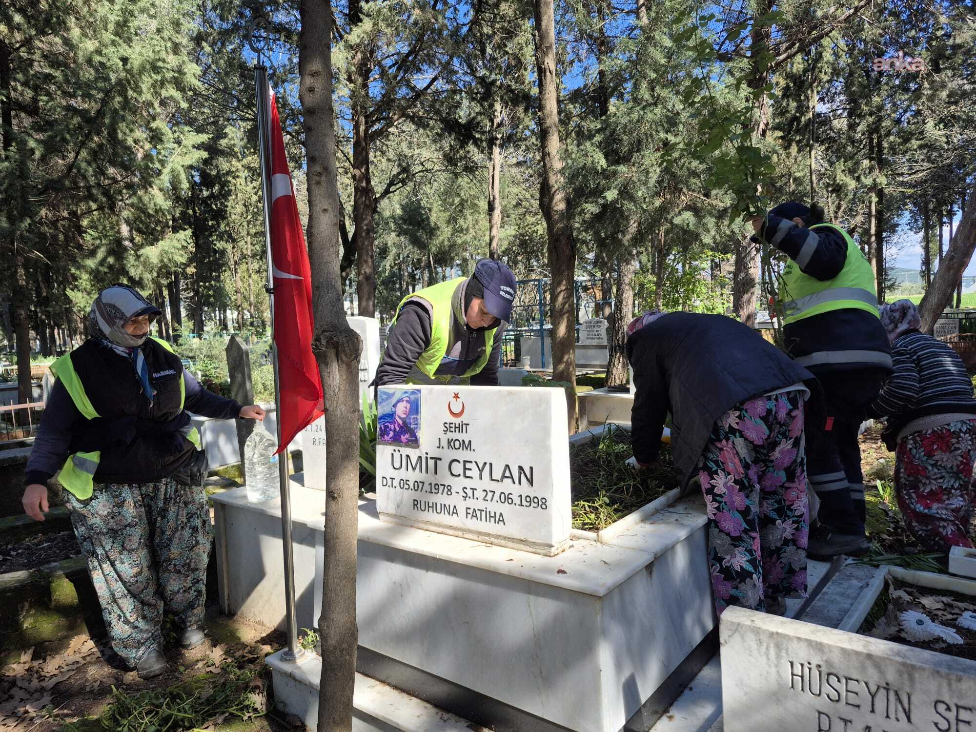 Torbalı Belediyesi’nden şehit mezarlıklarında bakım ve onarım çalışması
