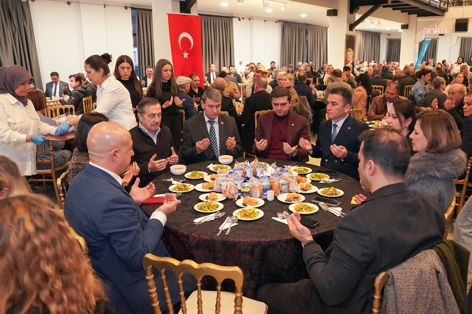 Tepebaşı Belediye Başkanı Ataç, muhtarlarla iftarda bir araya geldi