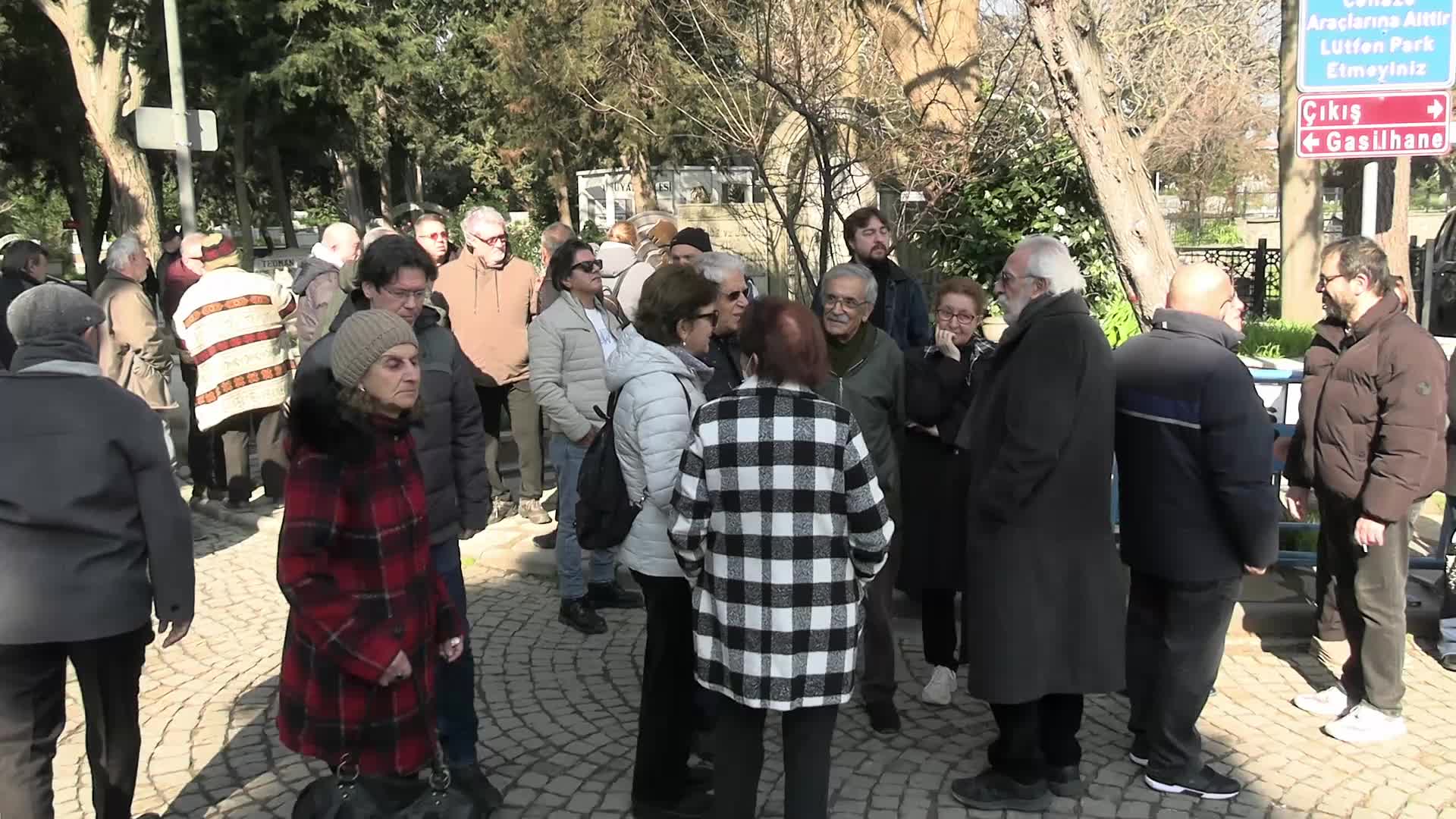 Edip Akbayram ölüm yıl dönümünde mezarı başında anıldı
