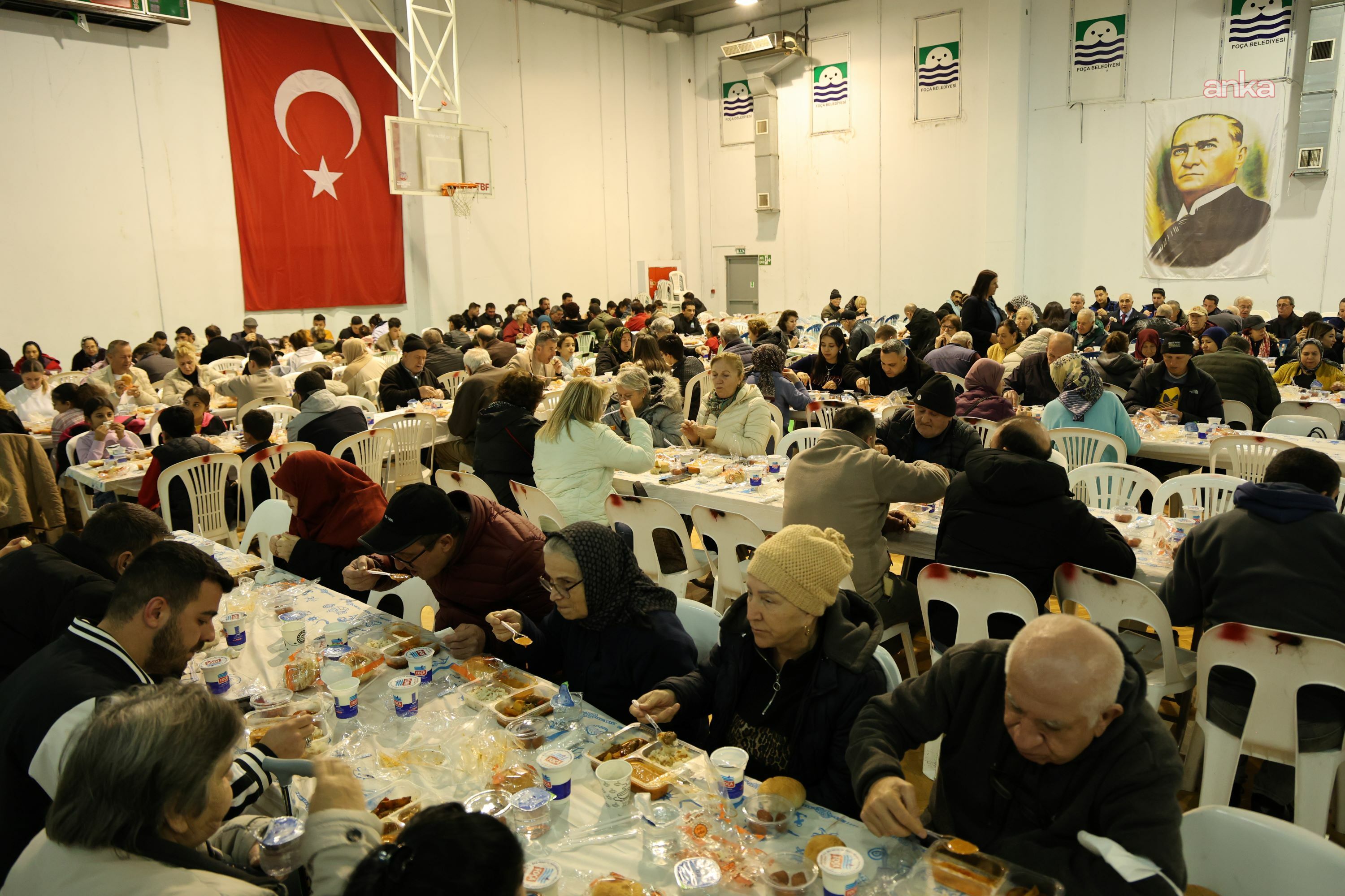 Foça Bağarası’nda yüzlerce vatandaş iftarda buluştu