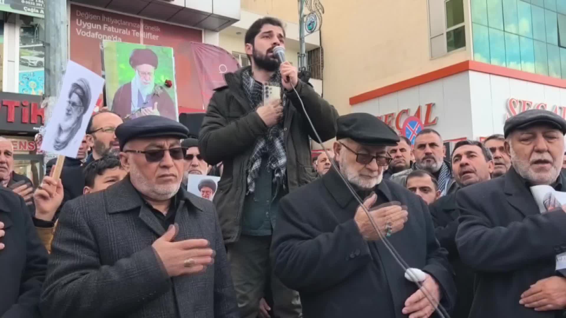 Iğdır’da Ayetullah Ali Hamaney için dua ve yürüyüş düzenlendi