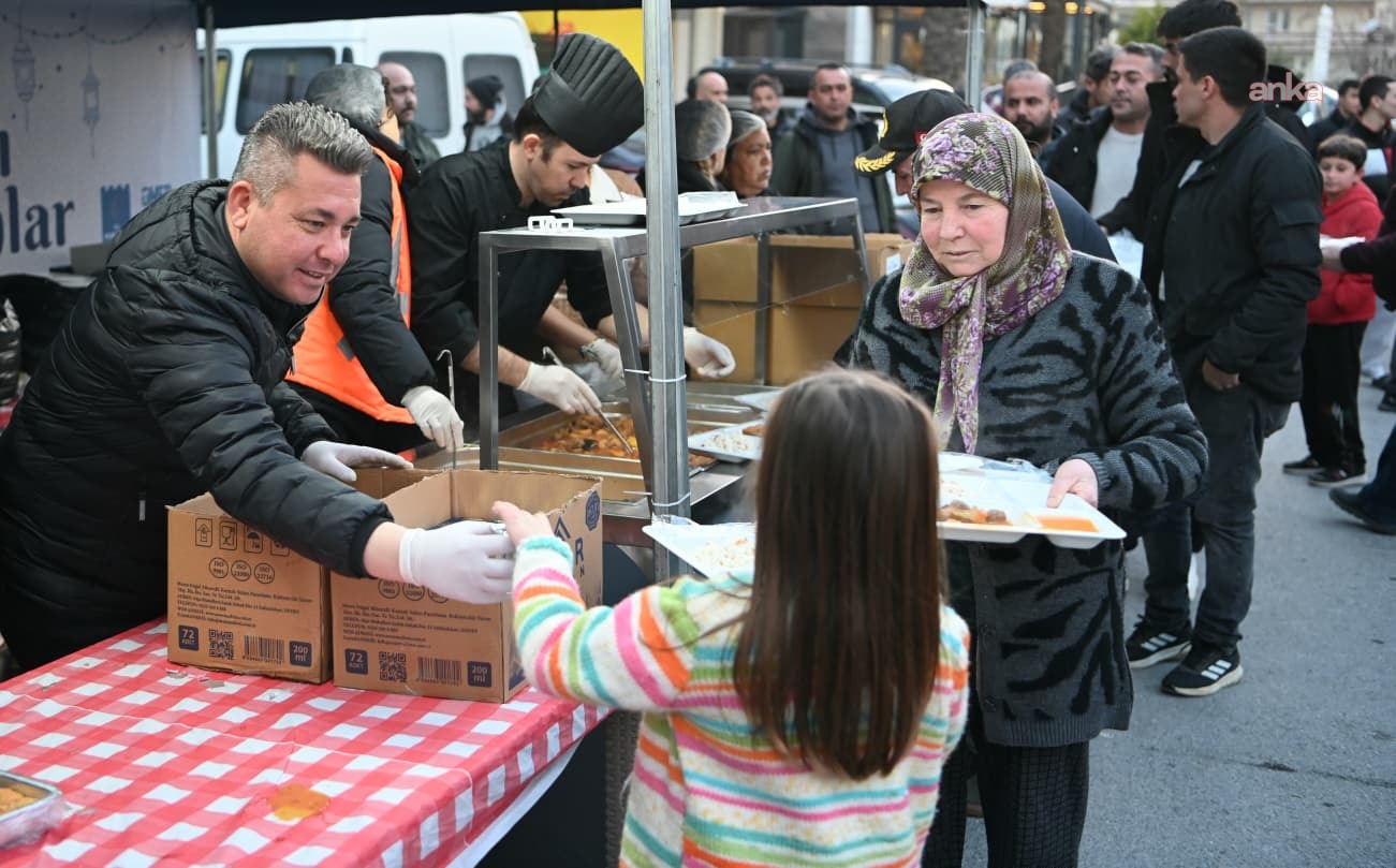Kuşadası Belediyesi'nin iftar programı, Türkmen Mahallesi'nde devam etti