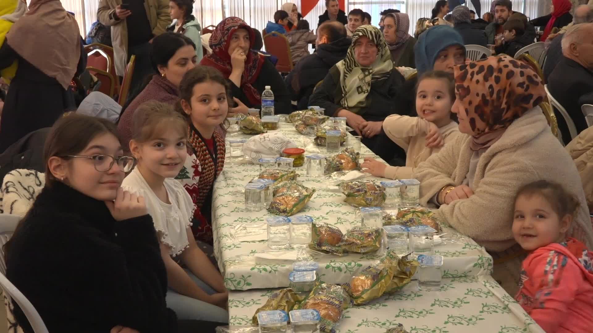 Osmangazi Belediye Başkanı Aydın, Demirtaş Mahallesi’nde kurulan iftar sofrasında vatandaşlarla buluştu