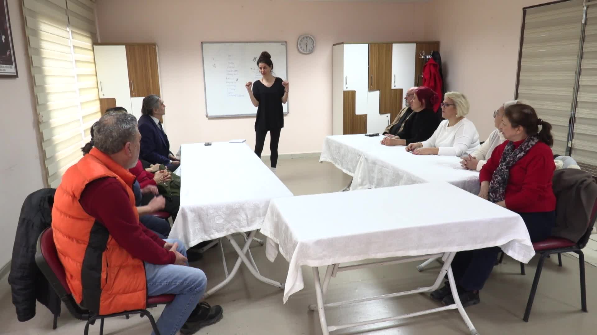 Konak Belediyesi’nin işaret dili kursu devam ediyor