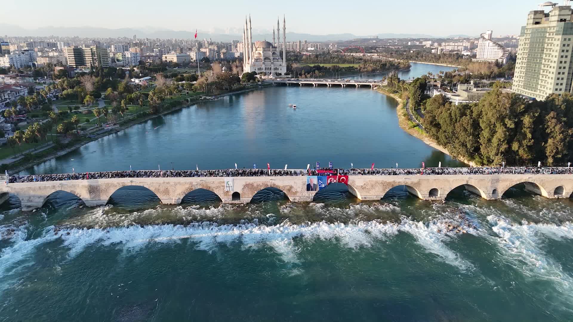 Yüreğir Belediyesi’nden Taşköprü’de beş bin kişilik iftar sofrası