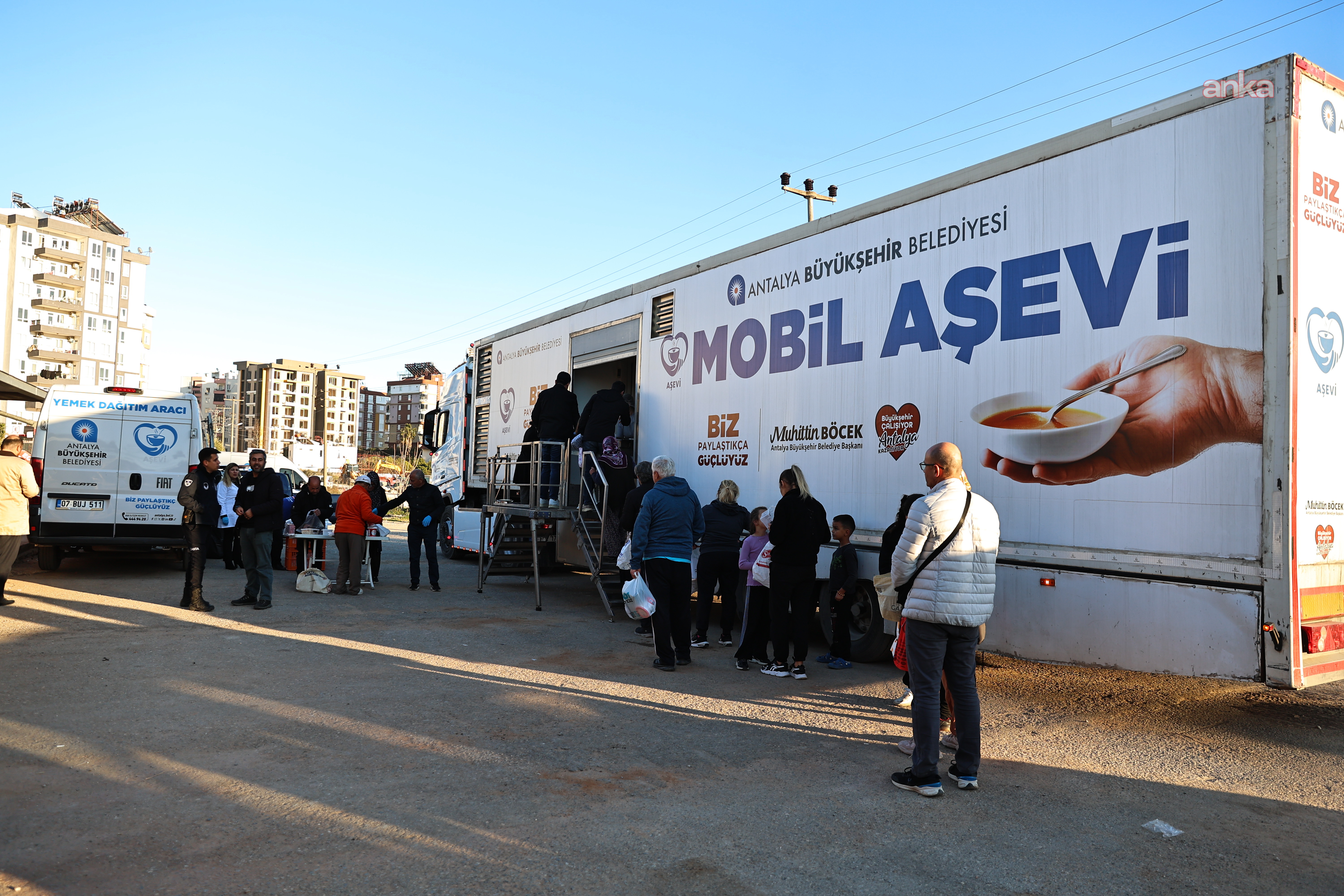 Antalya Büyükşehir Belediyesi Mobil Aşevi, ramazan bereketini mahallelere taşıyor