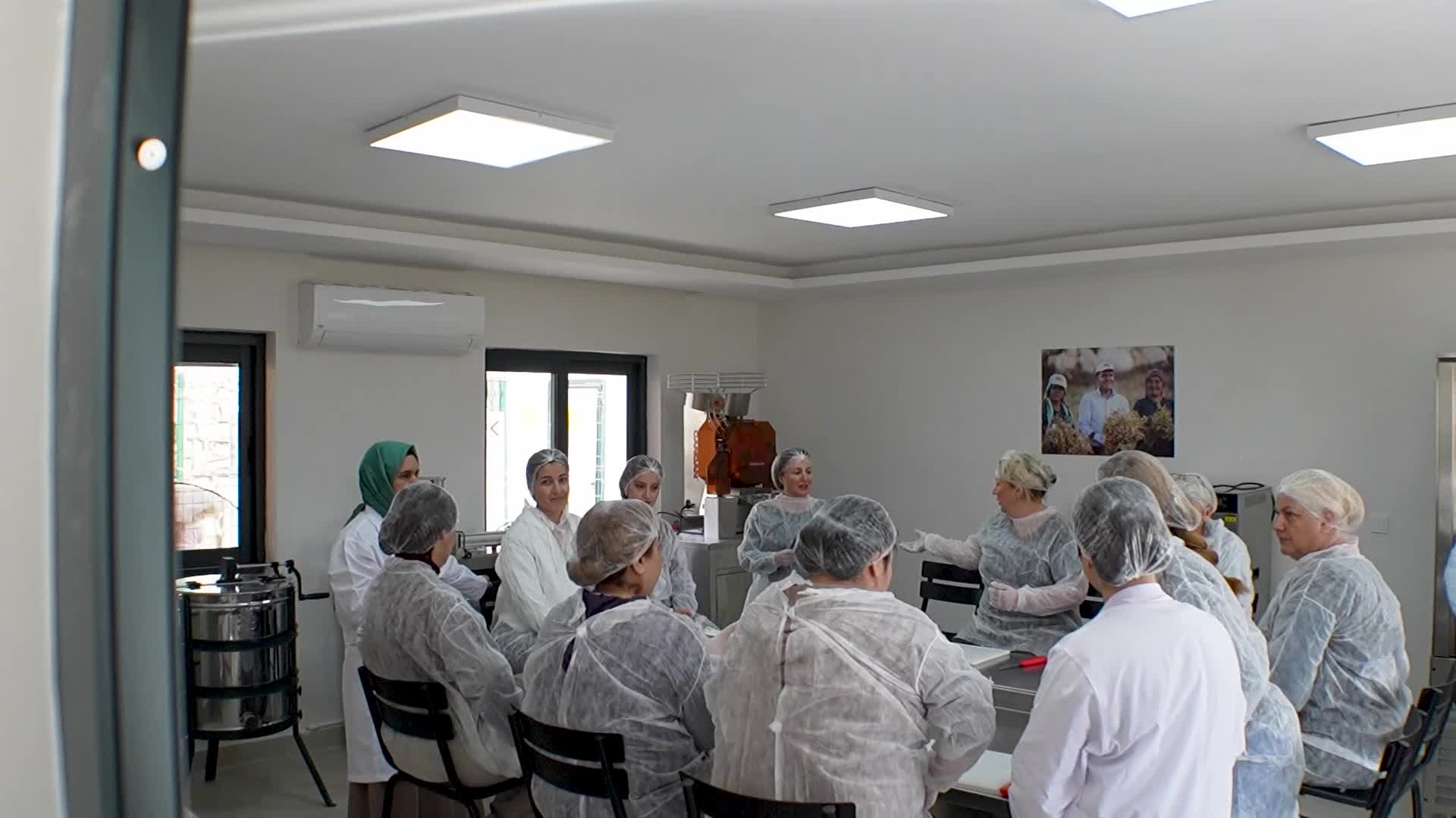 Mersin Büyükşehir Belediyesi, coğrafi işaretli kan portakalına kadın emeği ile değer katıyor