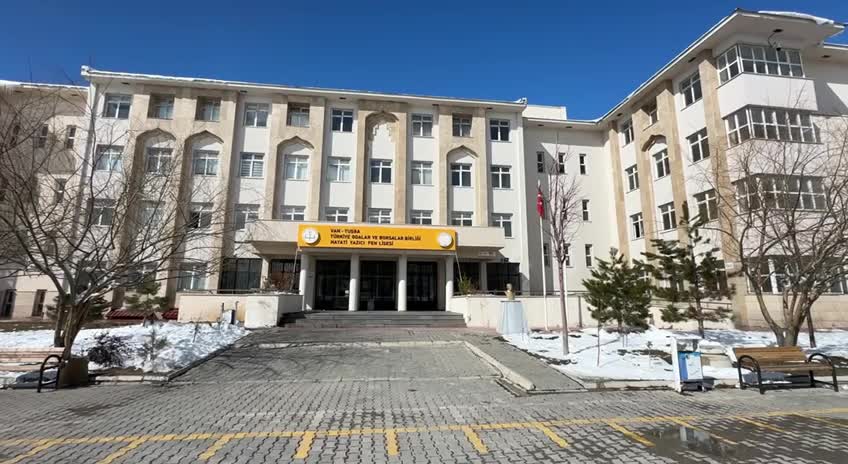 Vanlı öğrenciler, "Kendi kendini temizleyebilen camlar" projesiyle 57. TÜBİTAK Araştırma Yarışması'nda ilde birinci oldu
