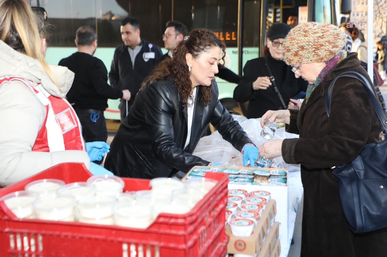 Yunusemre Belediyesi'nden hastane önünde iftar yemeği dağıtımı