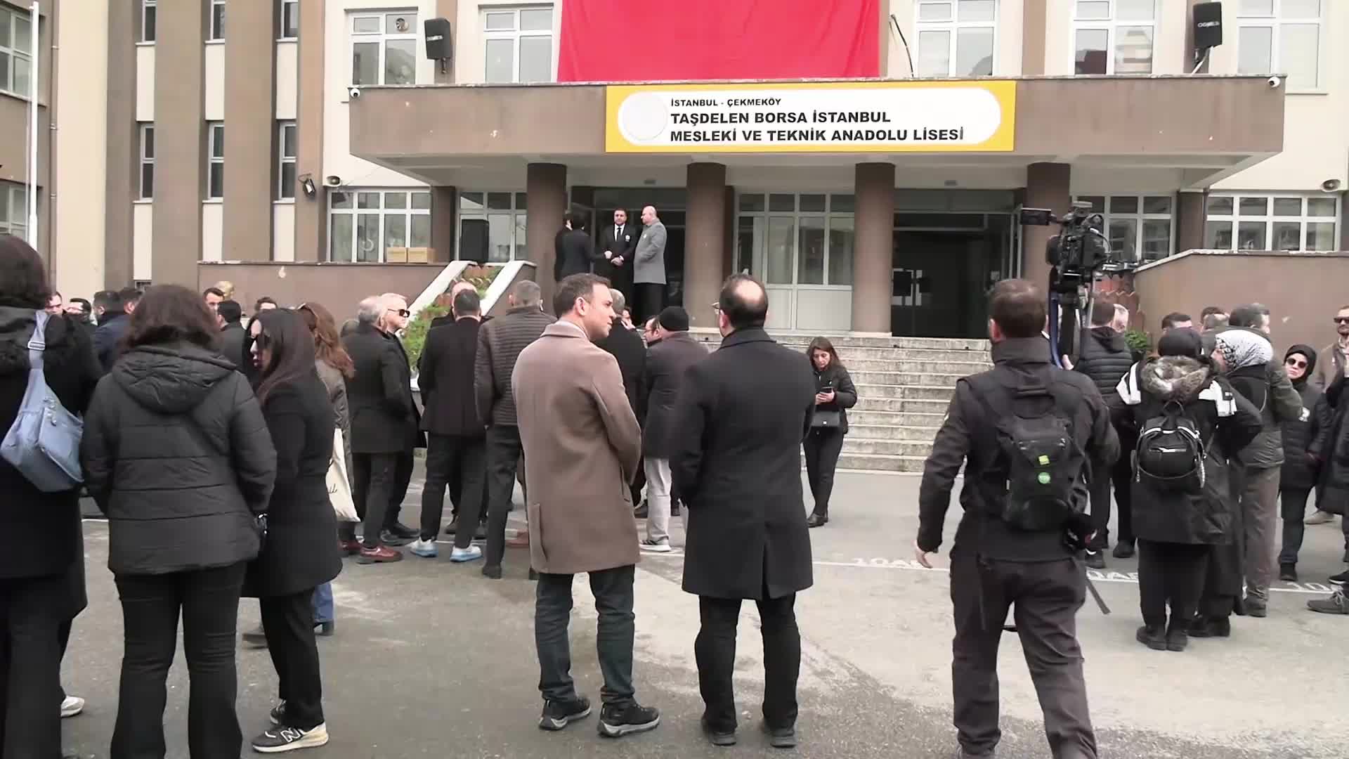 Bir öğrencinin saldırısıyla yaşamını yitiren öğretmen Fatma Nur Çelik için Çekmeköy’deki okulunda tören düzenlendi... Bakan Yardımcısı Yılmaz konuşurken “Güvenlik yok” sloganı atıldı