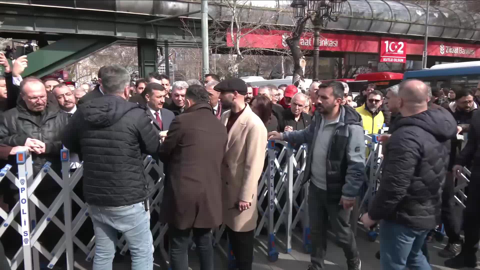 Eğitim sendikalarından, öldürülen öğretmen Fatma Nur Çelik için Milli Eğitim Bakanlığı önünde eylem