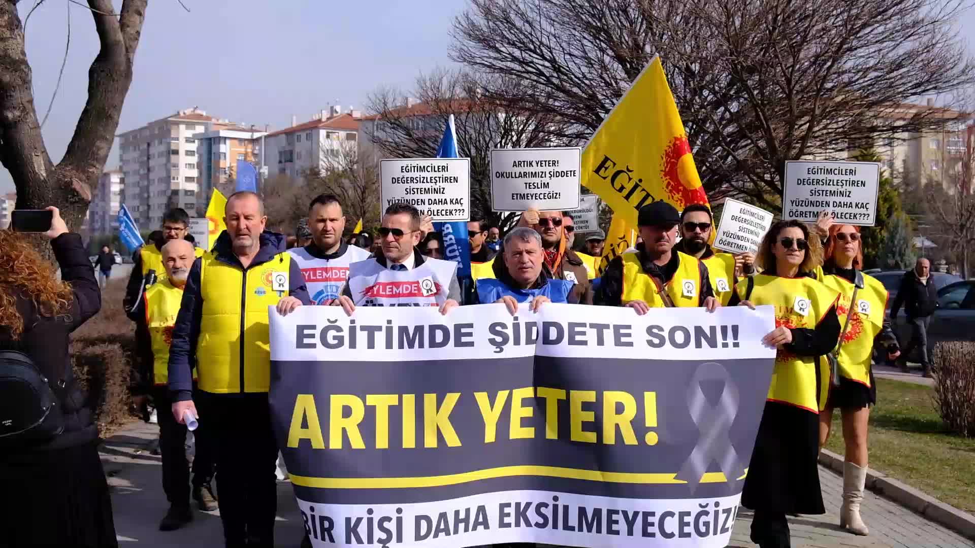 Eskişehir'de öğretmenler İl Milli Eğitim Müdürlüğü’ne yürüdü: "Güvenli bir çalışma ortamı talep ediyoruz"