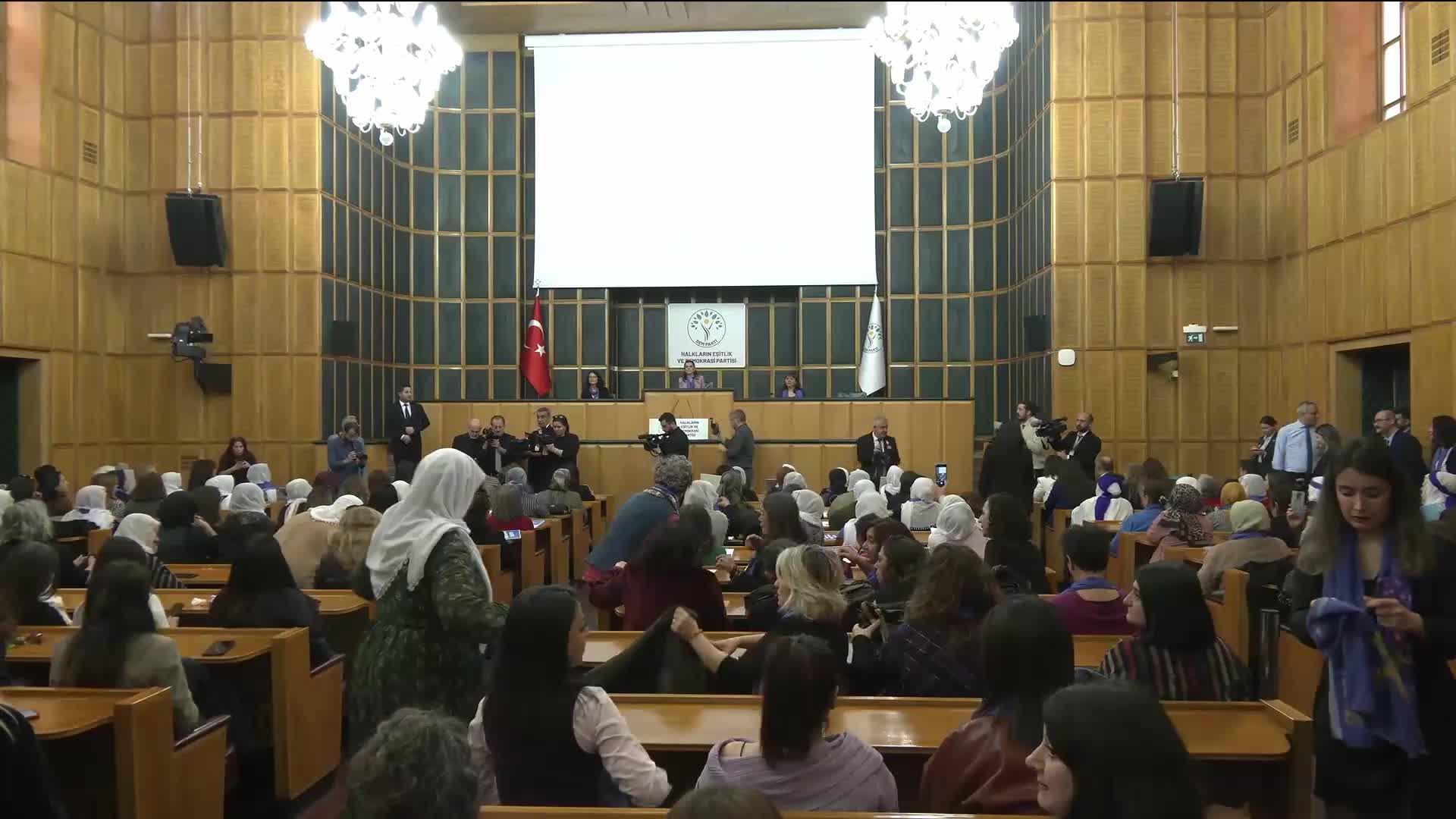 DEM Parti Grup Toplantısı... Tülay Hatimoğulları: "PKK meselesine ilişkin çıkarılacak çerçeve yasa özgür yurttaş yasası olarak tamamlanabilir"