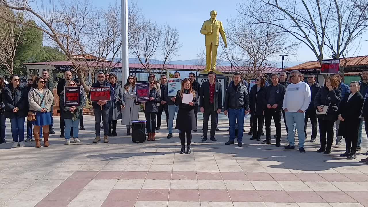 Karacasu'da öğretmenler eylem yaptı: Bakan Yusuf Tekin’e soruyoruz, daha kaç öğretmenimizin can vermesi gerekiyor?