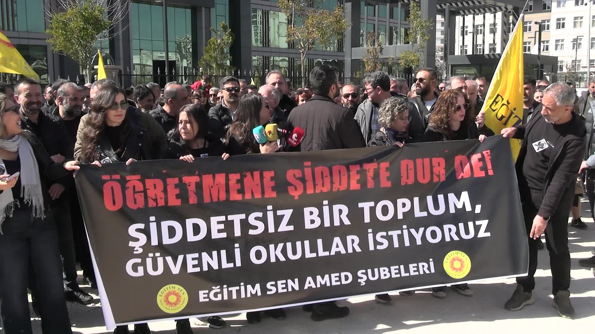 Fatma Nur Çelik’in öğrencisi tarafından öldürülmesi.. Eğitim Sen Diyarbakır Şubesi: “Bu olay basit bir cinayet değil, arkasında çok büyük bir toplumsal çürüme var”