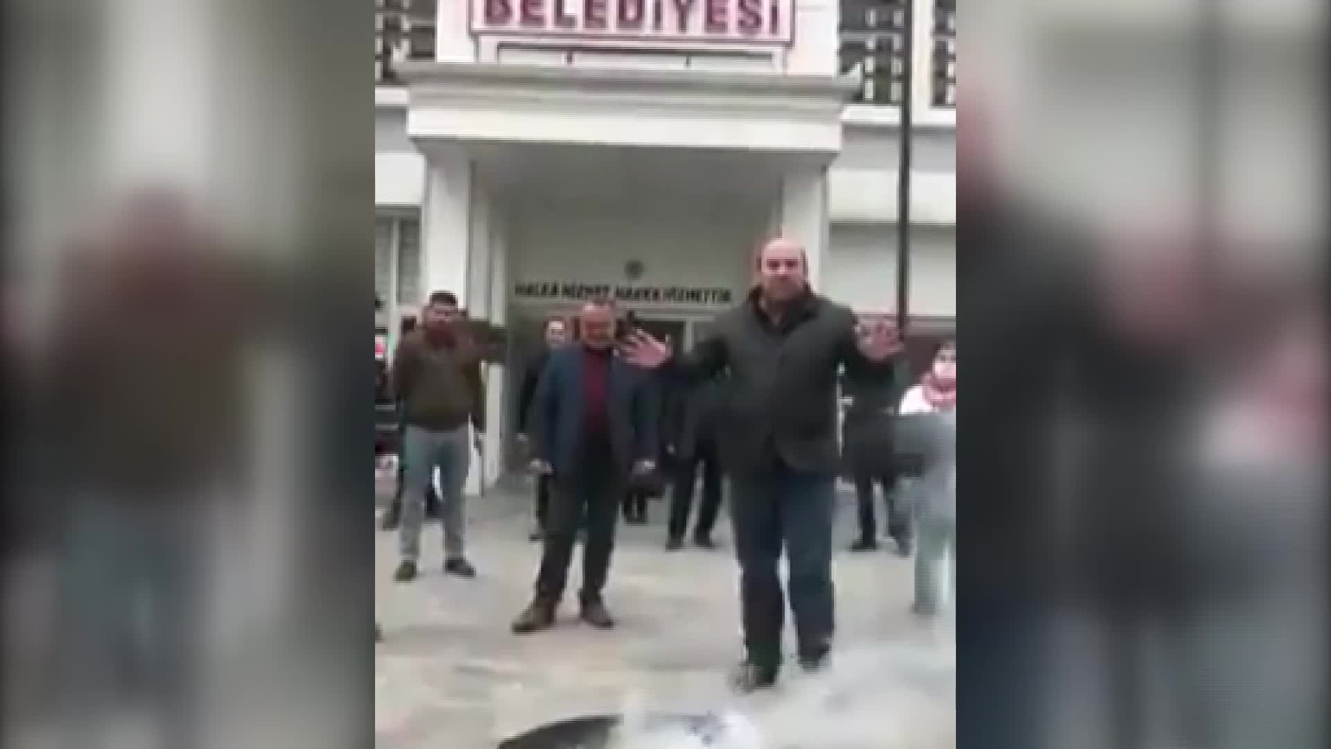 NİĞDE ULUKIŞLA'DA KORONAVİRÜSE KARŞI TÜTSÜ YAKILDI