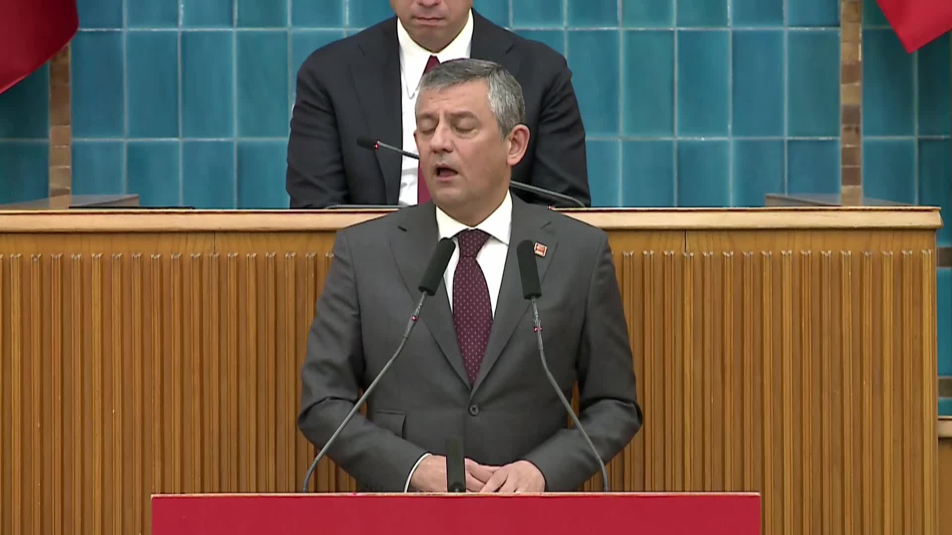 CHP Grup Toplantısı... Özgür Özel: “Herkesle inatlaşılır; milletle inatlaşılmaz. Esenyurt, ‘Ahmet Özer’ diyorsa inatlaşmayacaksın”