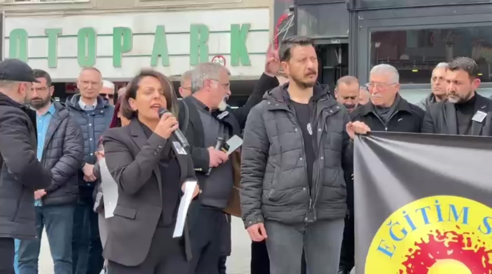Fatma Nur Çelik’in öğrencisi tarafından öldürülmesi...  Artvin'de Eğitim Sen üyelerinden protesto: Güvenli olmayan bir okulda sağlıklı bir eğitim süreci yürütülemez