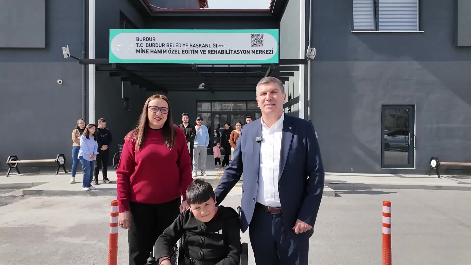 Burdur Belediyesi’nden DMD hastası Ali’ye akülü sandalye desteği