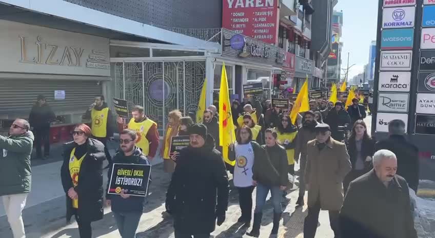 Fatma Nur Çelik’in öğrencisi tarafından öldürülmesi... Eğitim Sen Van Şubesi üyeleri saldırıyı protesto etti