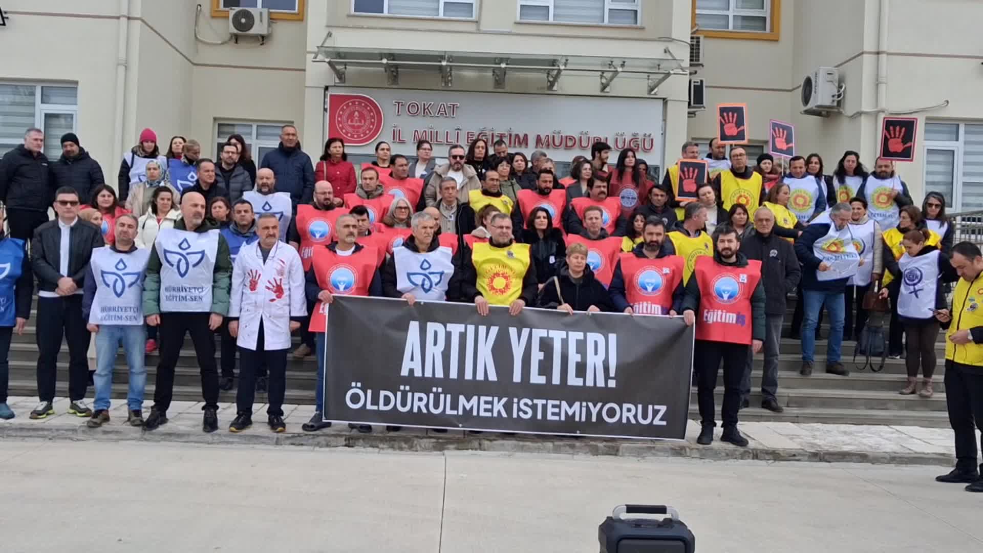 Fatma Nur Çelik'in öğrencisi tarafından öldürülmesi... Tokat'ta öğretmenler eylem yaptı: Saldırıda ihmali olan tüm yetkililerden hesap sorulmalı