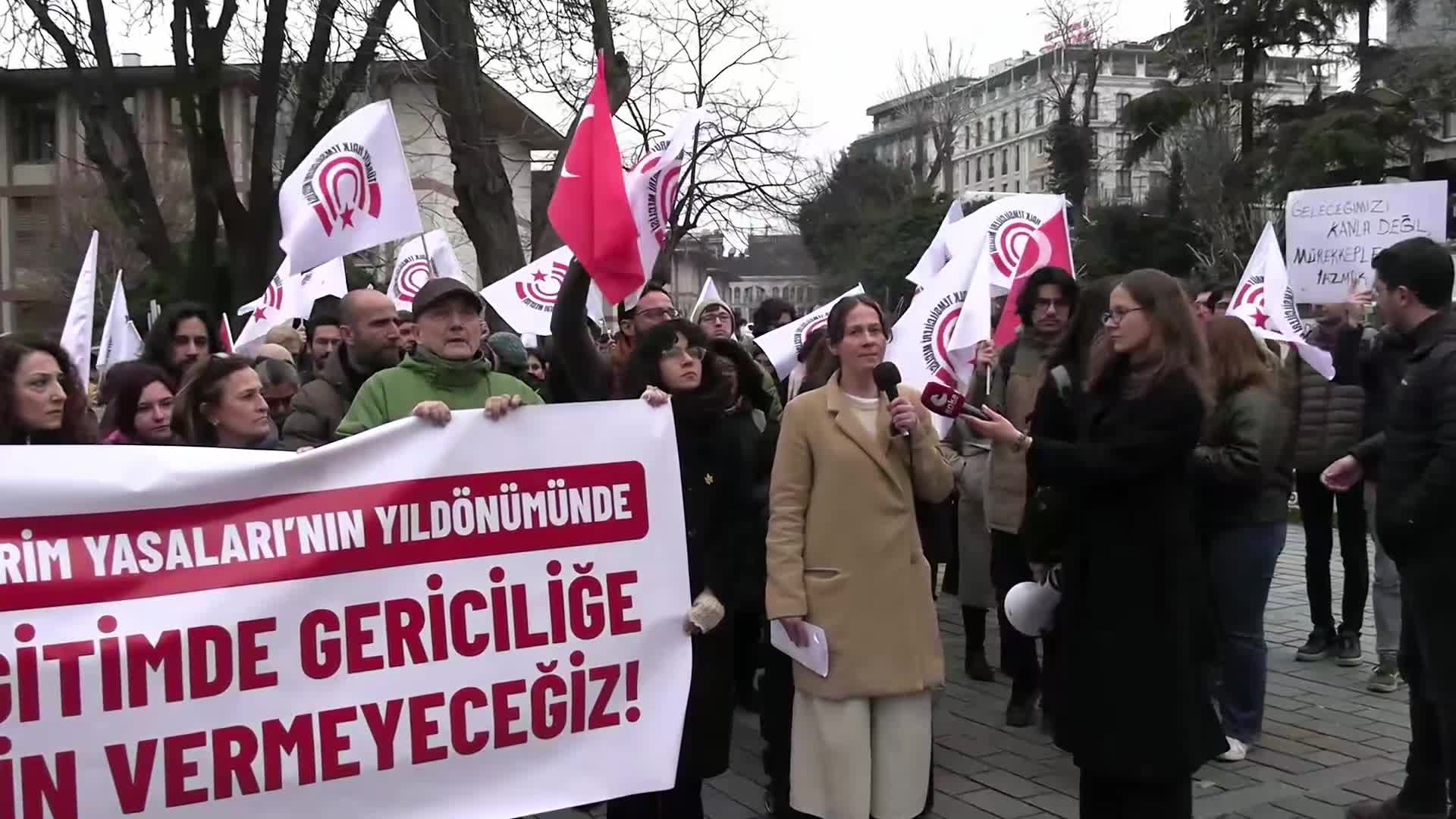 İstanbul İl Milli Eğitim önünde eylem: Öğretmenlerin can güvenliğinin sağlanamadığı, şiddetin sıradanlaştığı bir eğitim ortamı kabul edilemez