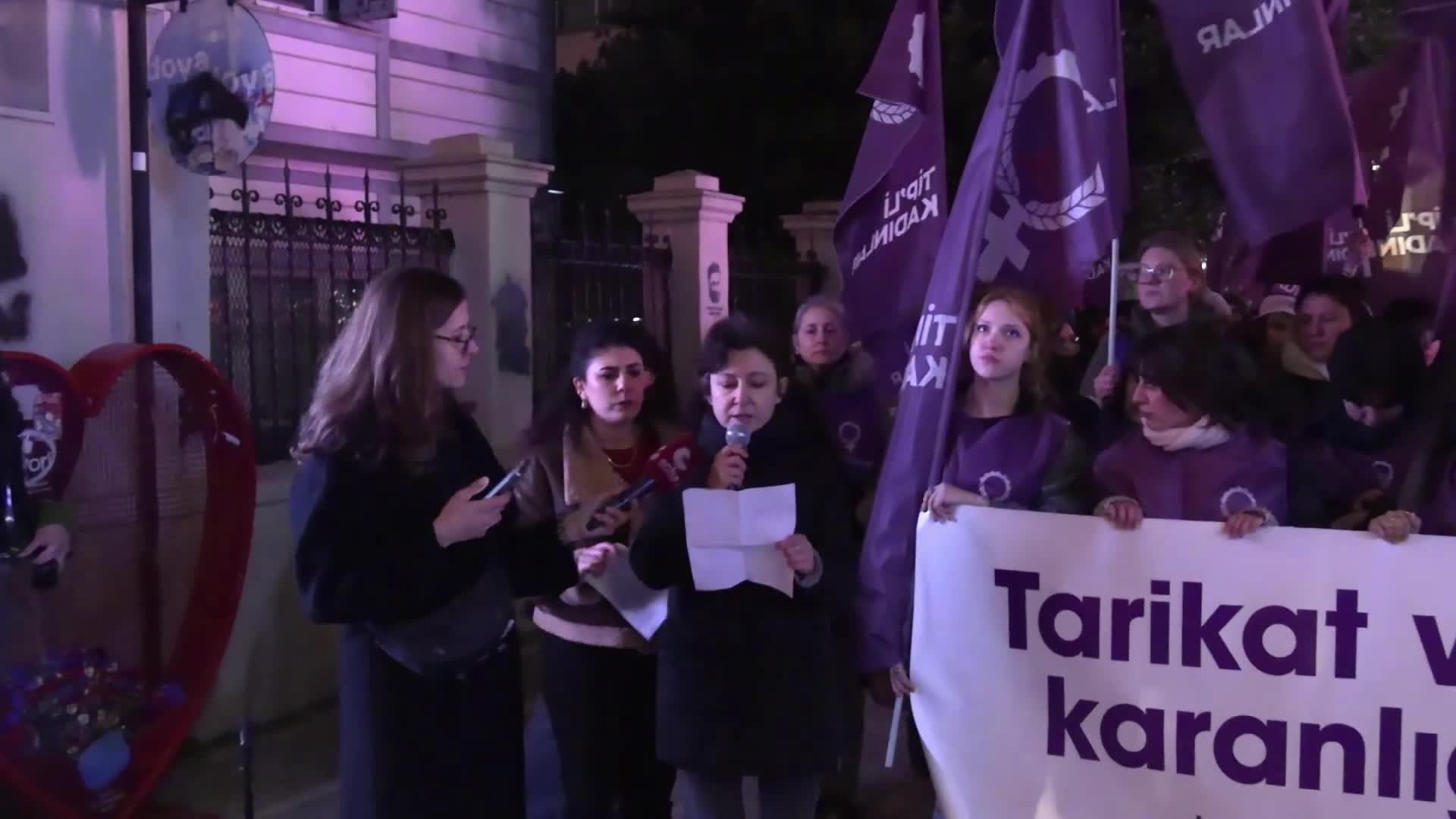 TİP’li kadınlar Fatma Nur Çelik ve kızı için Kadıköy’de eylem yaptı..."Fatma Nur adalet nöbetindeyken önünden onlarca hakim, savcı, polis geçti; hiçbiri onun ‘yaşamak istiyoruz’ çığlığını duymadı”