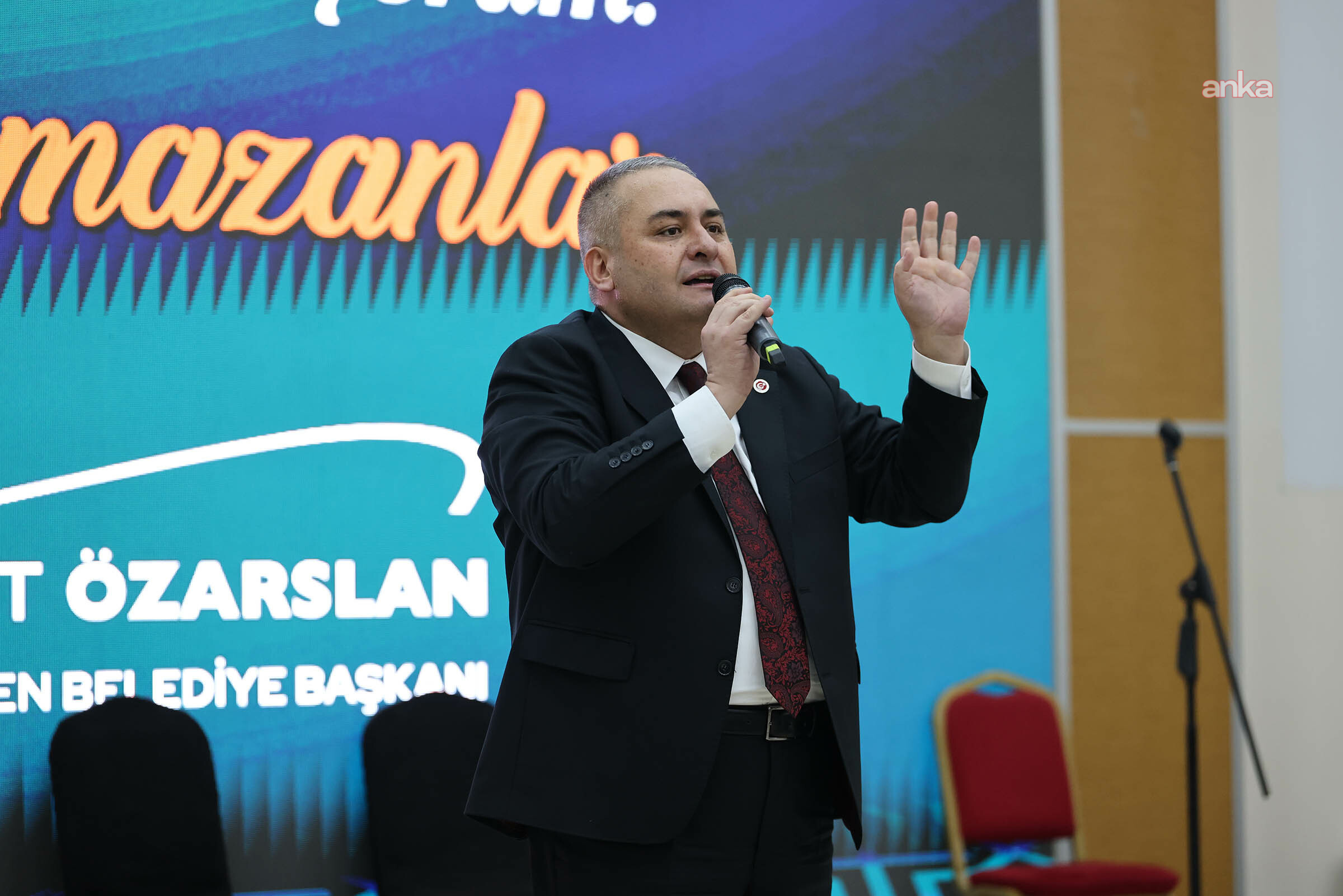 Keçiören Belediye Başkanı Özarslan, kurulan iftar sonrasında Başkentli vatandaşlarla bir araya geldi