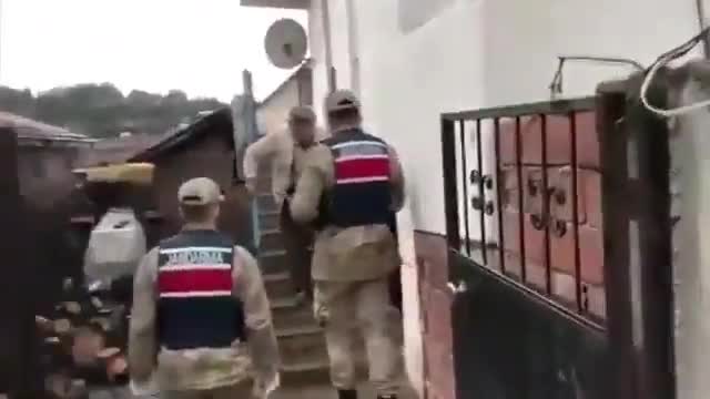 MAAŞINI VERMEYE GELEN JANDARMALARI TEKMİL İLE KARŞILADI