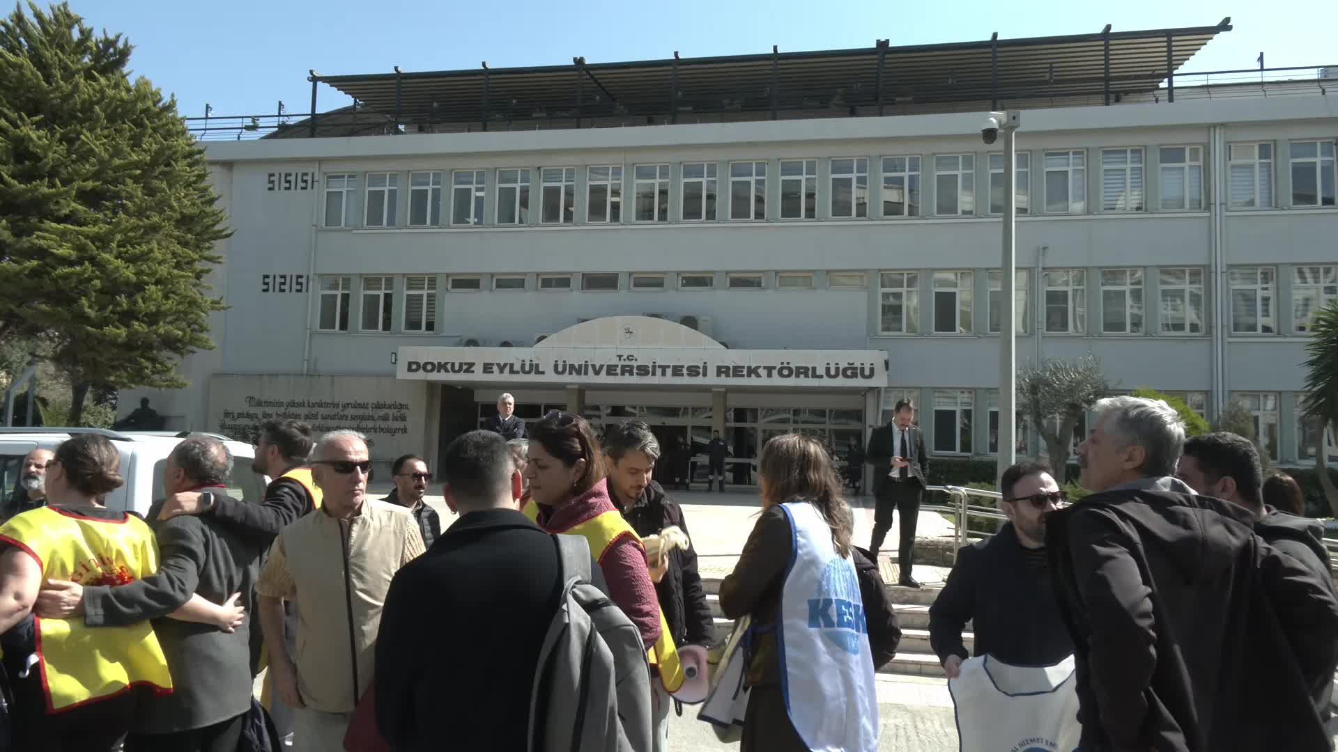 Eğitim Sen ve SES’ten DEÜ önünde açıklama: "Barış Akademisyenlerinin iade kararları gecikmeksizin yerine getirilmelidir"