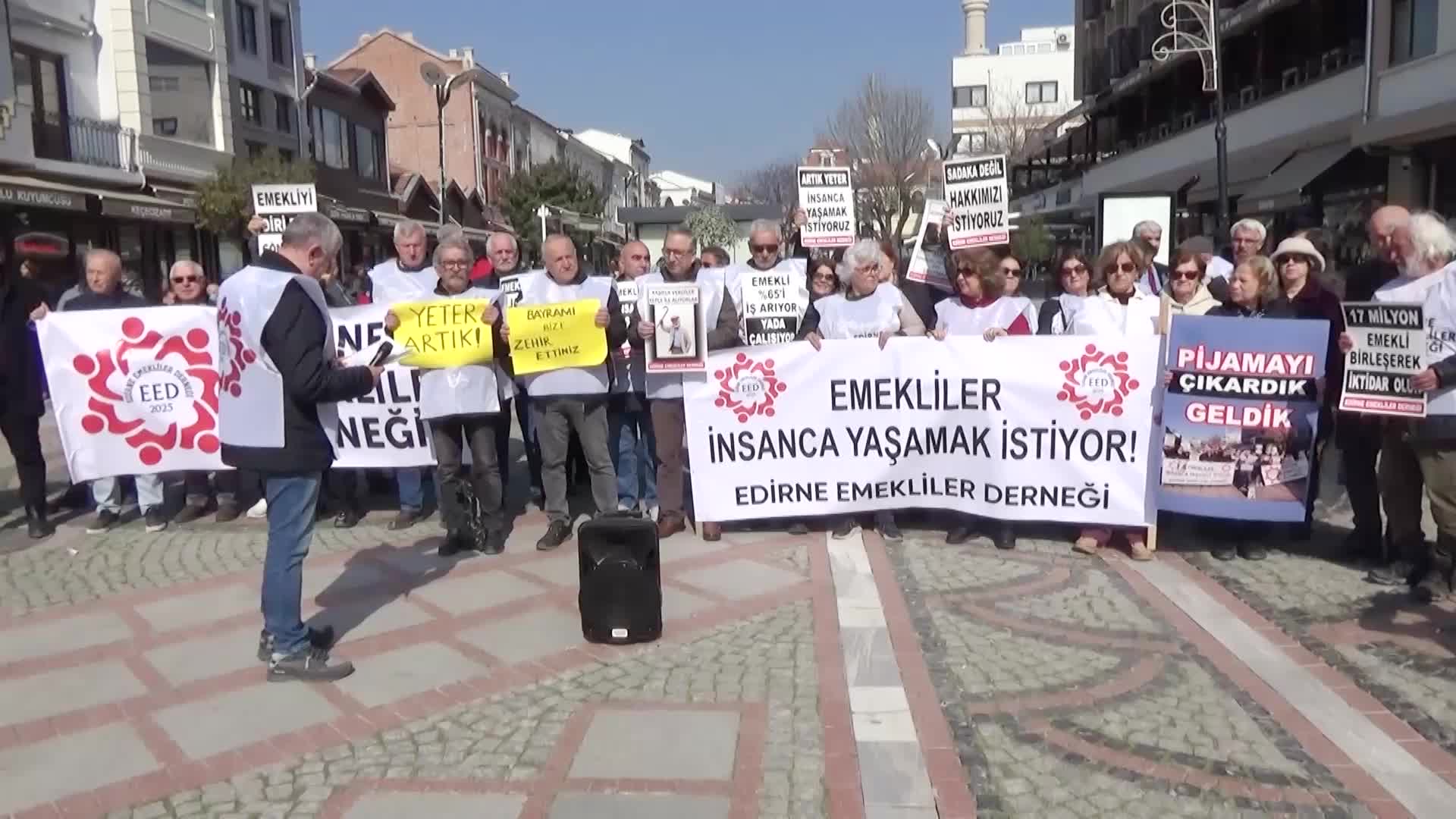 Edirne'de emeklilerden "bayram ikramiyesi" tepkisi: Bayram ikramiyesine zam yapamayanlar 2026 bütçesinde 3 trilyon faiz ödemesi yapacak