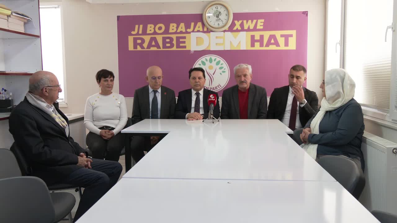 Ahmet Özer'den DEM Parti Ankara İl Örgütü'ne ziyaret... Özer: "Siyasal mutabakatı toplumsal mutabakata çevirmek gerekir"